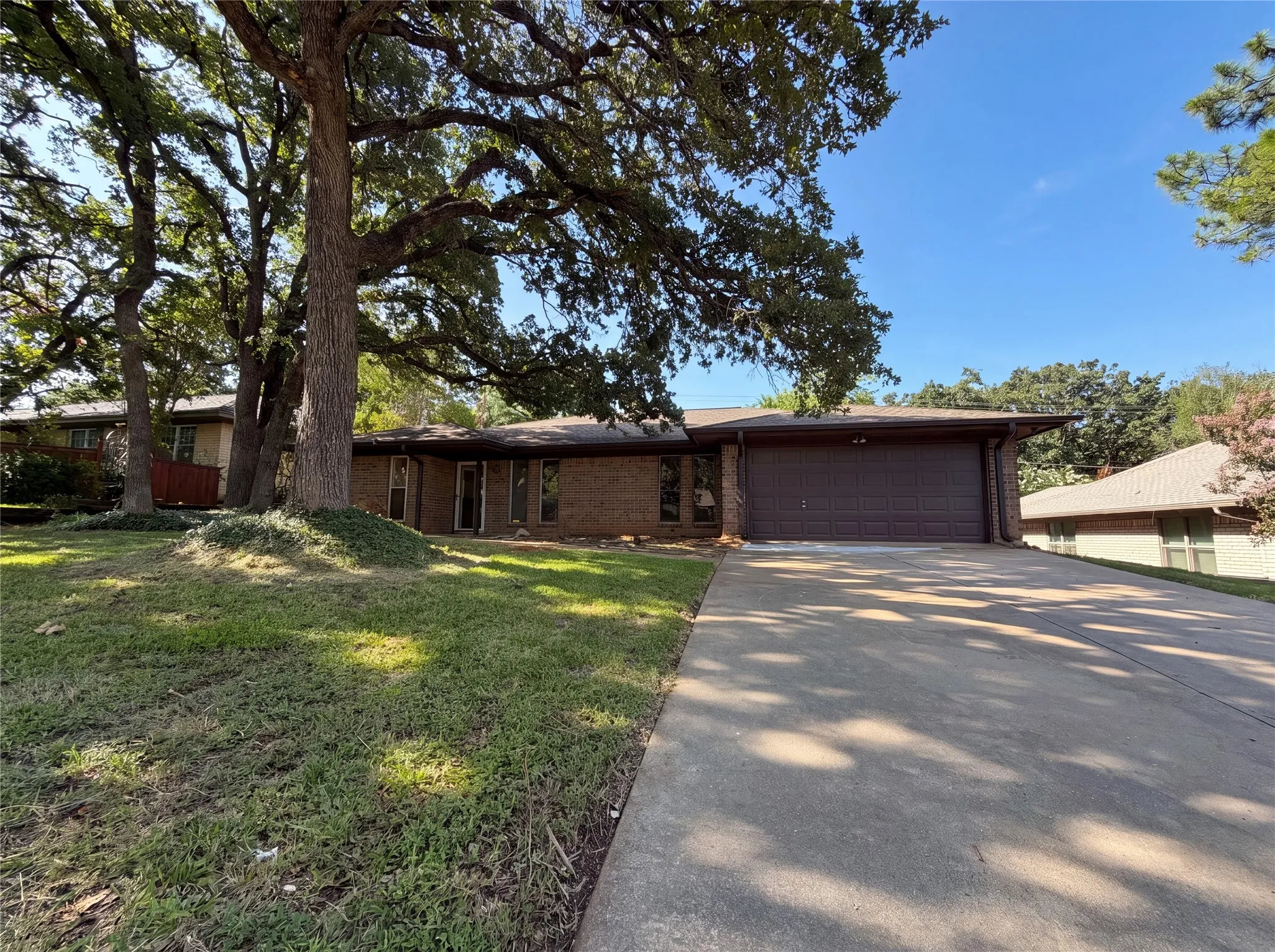 Single Family Residence For Sale in Tarrant County , 5804 Ridge Drive, Arlington, Texas 76016, 3 Bedroom, 2 Bathroom, 2 Garage spaces, 2,066 Sqft, built in 1977, mls#21367673, Real Estate Agent in Arlington, Homes For Sale in Tarrant county, Homes For Sale in Arlington, Realtor in Arlington Texas, Real Estate Brokerage Independent Realty Texas, Luminita Cordes Realtor
