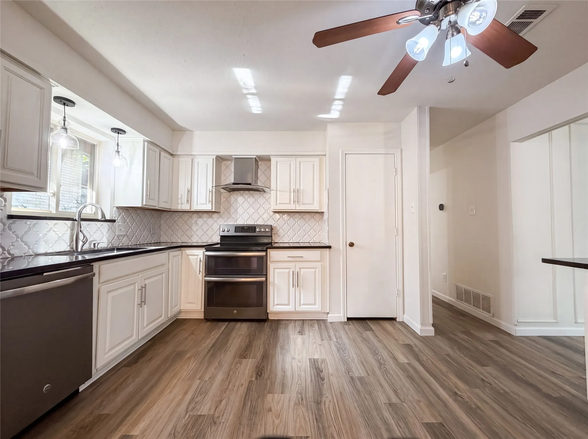 Single Family Residence For Sale in Tarrant County , 5804 Ridge Drive, Arlington, Texas 76016, 3 Bedroom, 2 Bathroom, 2 Garage spaces, 2,066 Sqft, built in 1977, mls#21367673, Real Estate Agent in Arlington, Homes For Sale in Tarrant county, Homes For Sale in Arlington, Realtor in Arlington Texas, Real Estate Brokerage Independent Realty Texas, Luminita Cordes Realtor
