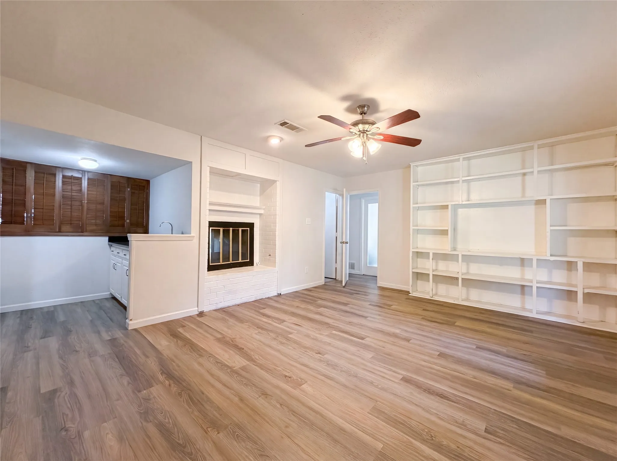 Single Family Residence For Sale in Tarrant County , 5804 Ridge Drive, Arlington, Texas 76016, 3 Bedroom, 2 Bathroom, 2 Garage spaces, 2,066 Sqft, built in 1977, mls#21367673, Real Estate Agent in Arlington, Homes For Sale in Tarrant county, Homes For Sale in Arlington, Realtor in Arlington Texas, Real Estate Brokerage Independent Realty Texas, Luminita Cordes Realtor