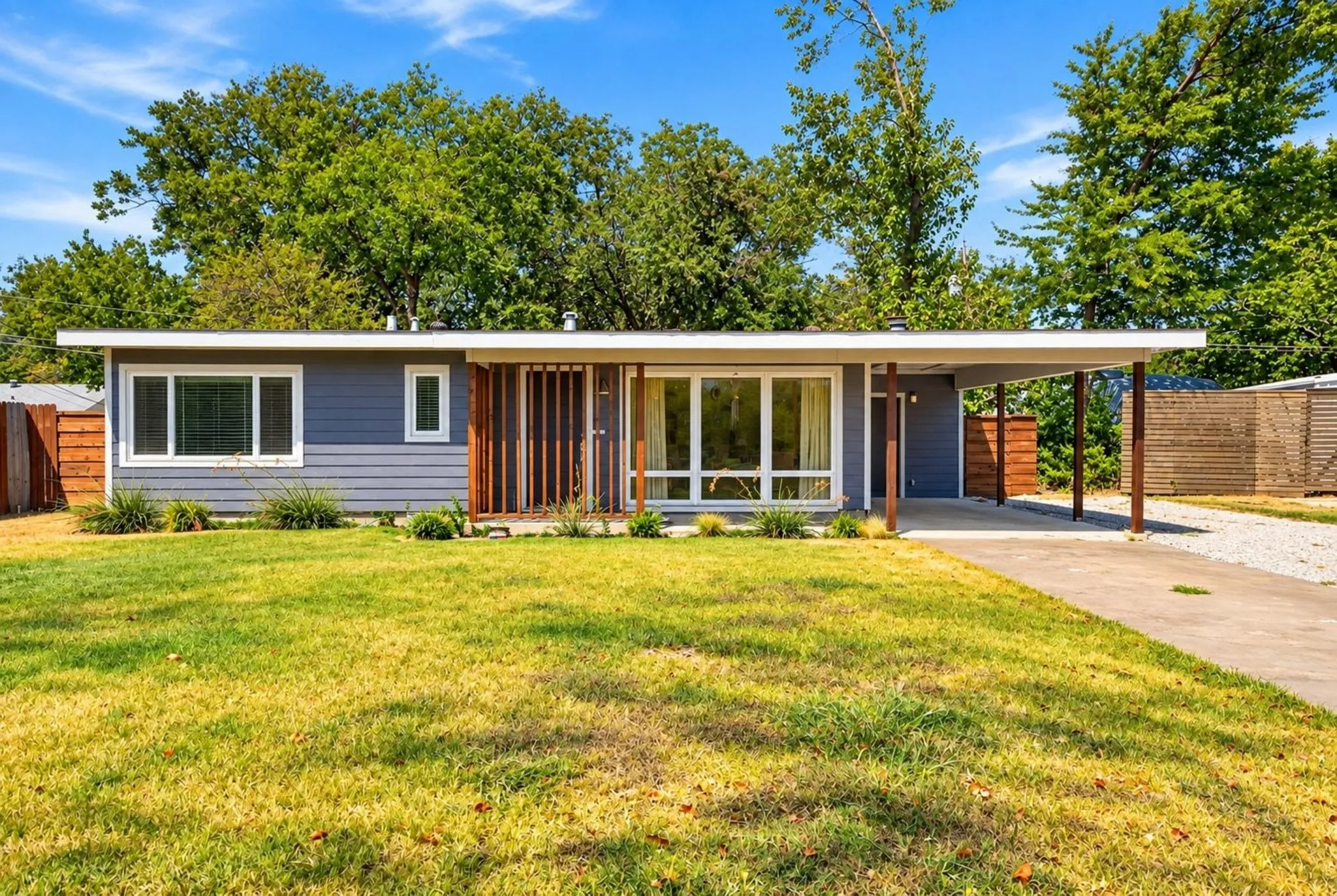 Single Family Residence For Rent in Dallas County , 10447 Sylvia Drive, Dallas, Texas 75228, 3 Bedroom, 2 Bathroom, Garage spaces, 1,552 Sqft, built in 1952, mls#21366661, Real Estate Agent in Dallas, Homes For Rent in Dallas county, Homes For Rent in Dallas, Realtor in Dallas Texas, Real Estate Brokerage Independent Realty Texas, Luminita Cordes Realtor