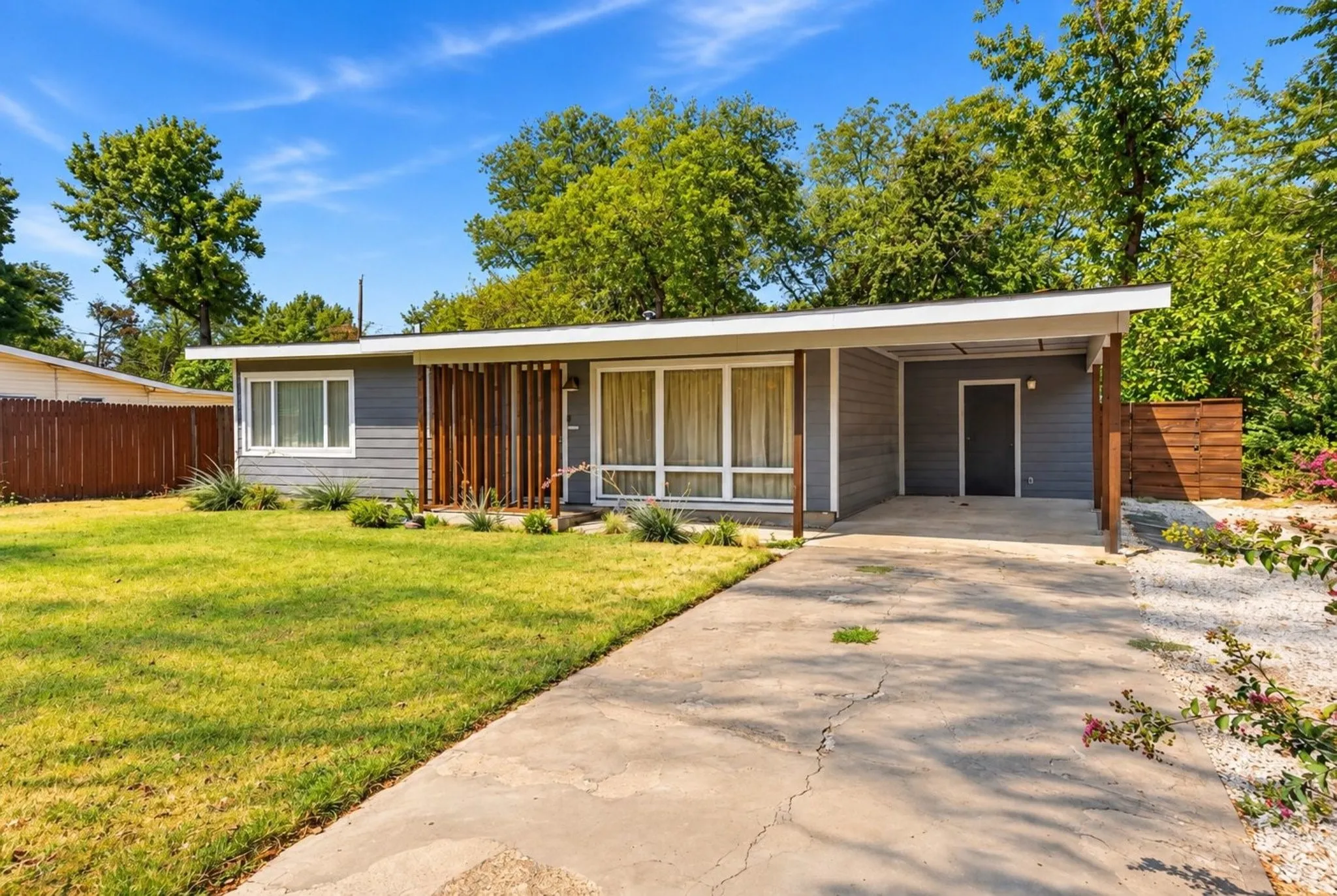 Single Family Residence For Rent in Dallas County , 10447 Sylvia Drive, Dallas, Texas 75228, 3 Bedroom, 2 Bathroom, Garage spaces, 1,552 Sqft, built in 1952, mls#21366661, Real Estate Agent in Dallas, Homes For Rent in Dallas county, Homes For Rent in Dallas, Realtor in Dallas Texas, Real Estate Brokerage Independent Realty Texas, Luminita Cordes Realtor