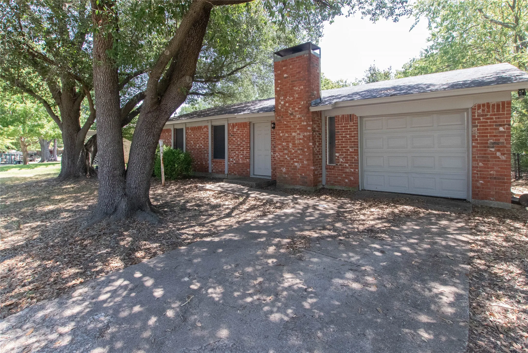 Single Family Residence For Rent in Denton County , 1414 Noble Street, Denton, Texas 76209, 3 Bedroom, 2 Bathroom, 1 Garage spaces, 1,091 Sqft, built in 1960, mls#21367942, Real Estate Agent in Denton, Homes For Rent in Denton county, Homes For Rent in Denton, Realtor in Denton Texas, Real Estate Brokerage Independent Realty Texas, Luminita Cordes Realtor