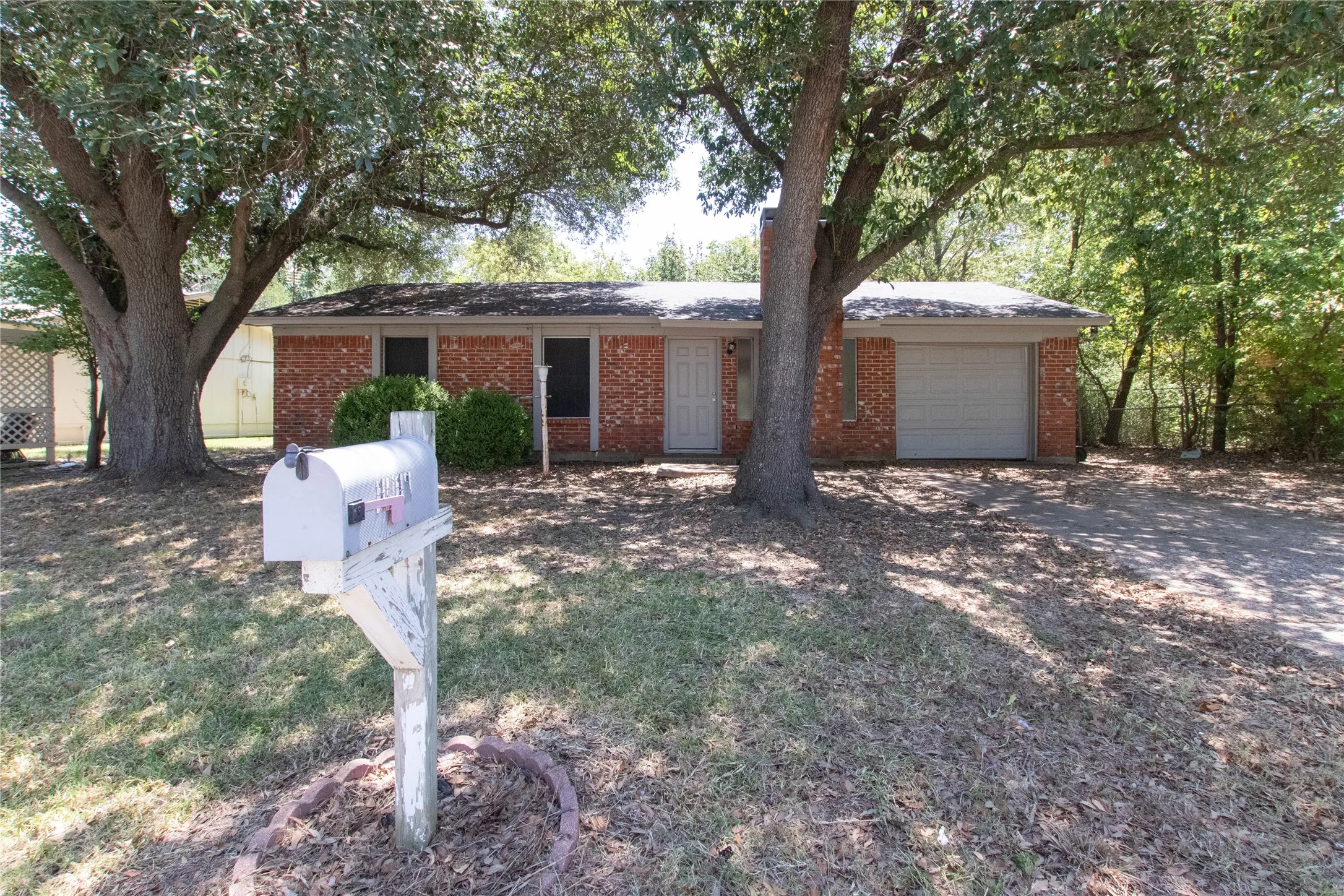 Single Family Residence For Rent in Denton County , 1414 Noble Street, Denton, Texas 76209, 3 Bedroom, 2 Bathroom, 1 Garage spaces, 1,091 Sqft, built in 1960, mls#21367942, Real Estate Agent in Denton, Homes For Rent in Denton county, Homes For Rent in Denton, Realtor in Denton Texas, Real Estate Brokerage Independent Realty Texas, Luminita Cordes Realtor