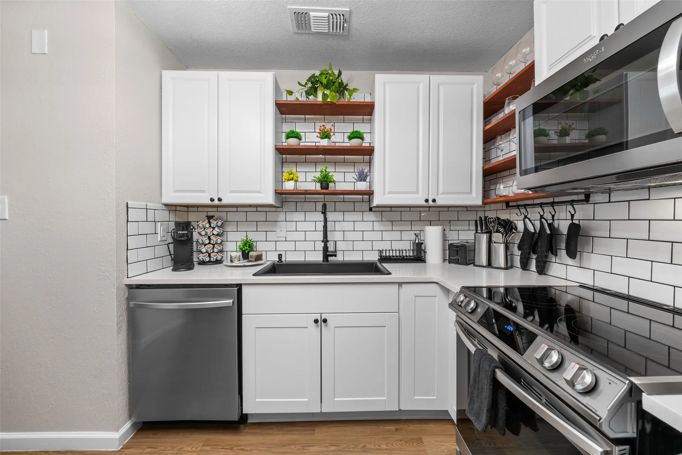 Condominium For Sale in Tarrant County , 1712 Crest Point Drive, Arlington, Texas 76012, 1 Bedroom, 1 Bathroom, Garage spaces, 512 Sqft, built in 1983, mls#21367952, Real Estate Agent in Arlington, Homes For Sale in Tarrant county, Homes For Sale in Arlington, Realtor in Arlington Texas, Real Estate Brokerage Independent Realty Texas, Luminita Cordes Realtor