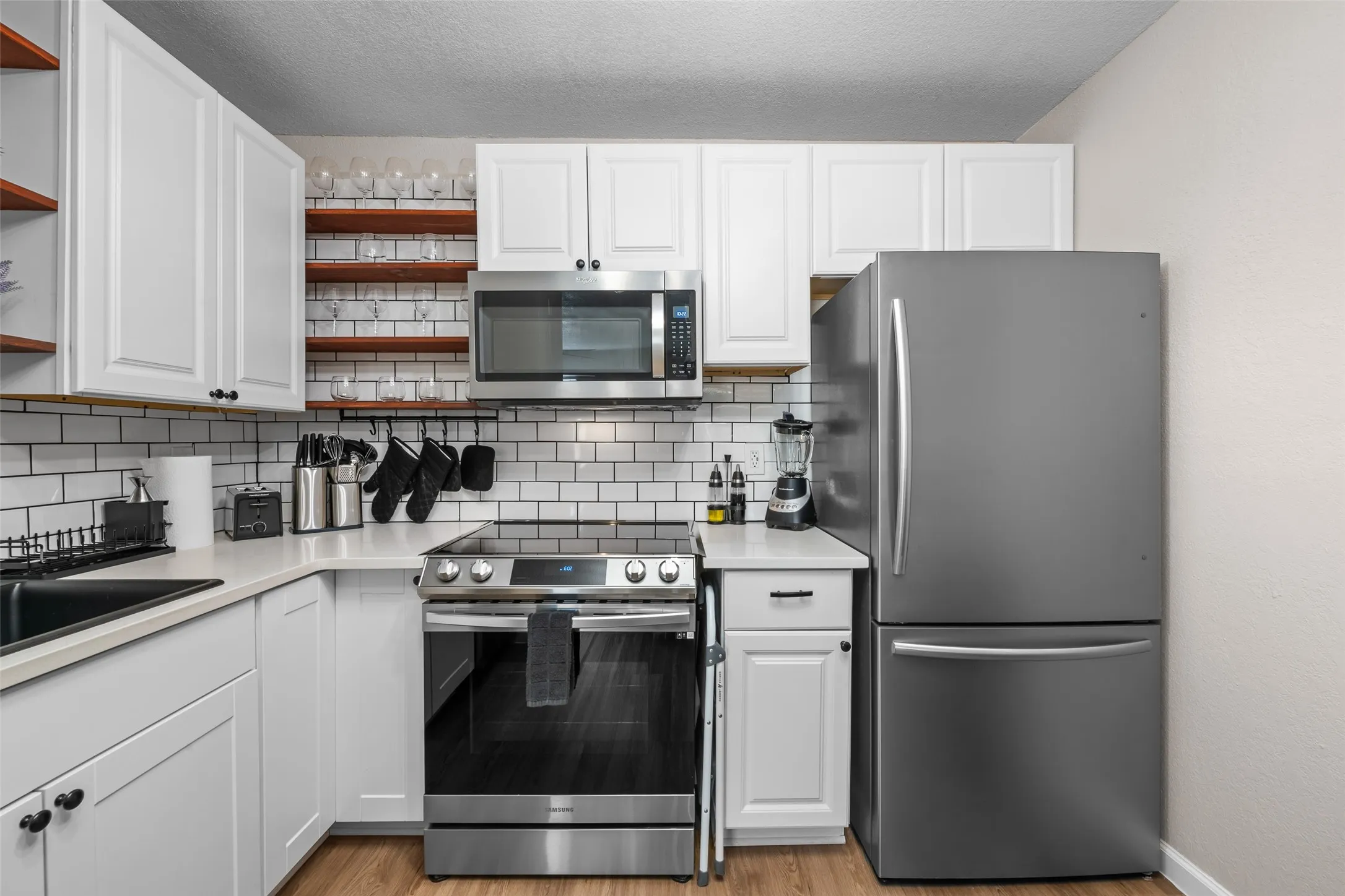 Condominium For Sale in Tarrant County , 1712 Crest Point Drive, Arlington, Texas 76012, 1 Bedroom, 1 Bathroom, Garage spaces, 512 Sqft, built in 1983, mls#21367952, Real Estate Agent in Arlington, Homes For Sale in Tarrant county, Homes For Sale in Arlington, Realtor in Arlington Texas, Real Estate Brokerage Independent Realty Texas, Luminita Cordes Realtor