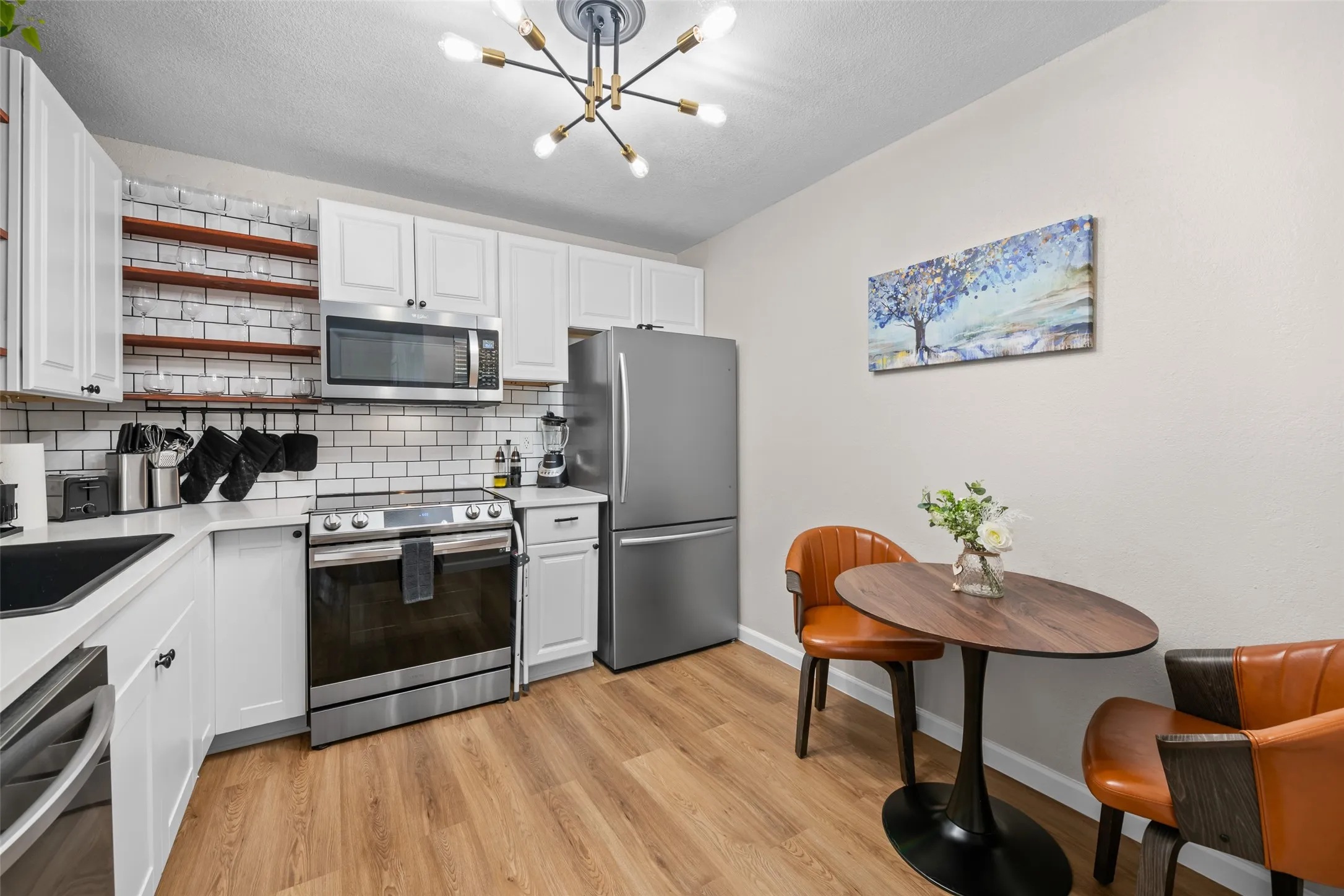 Condominium For Sale in Tarrant County , 1712 Crest Point Drive, Arlington, Texas 76012, 1 Bedroom, 1 Bathroom, Garage spaces, 512 Sqft, built in 1983, mls#21367952, Real Estate Agent in Arlington, Homes For Sale in Tarrant county, Homes For Sale in Arlington, Realtor in Arlington Texas, Real Estate Brokerage Independent Realty Texas, Luminita Cordes Realtor
