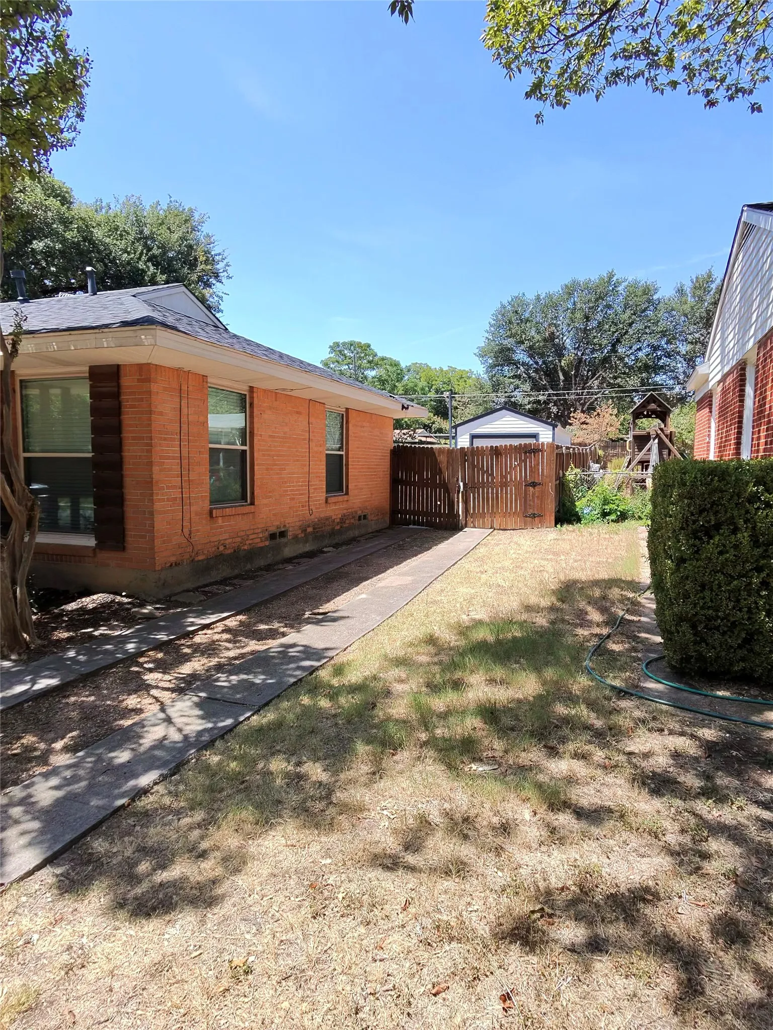 Single Family Residence For Rent in Dallas County , 3241 S Edgefield Avenue, Dallas, Texas 75224, 3 Bedroom, 1 Bathroom, Garage spaces, 1,114 Sqft, built in 1952, mls#21367979, Real Estate Agent in Dallas, Homes For Rent in Dallas county, Homes For Rent in Dallas, Realtor in Dallas Texas, Real Estate Brokerage Independent Realty Texas, Luminita Cordes Realtor