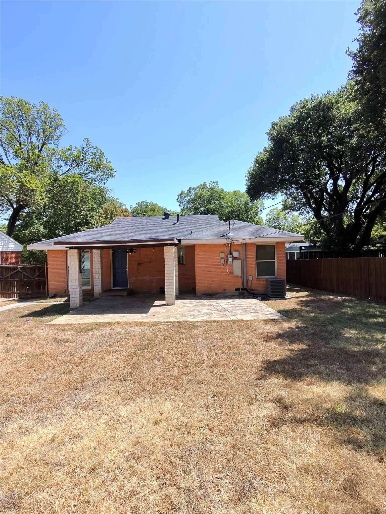 Single Family Residence For Rent in Dallas County , 3241 S Edgefield Avenue, Dallas, Texas 75224, 3 Bedroom, 1 Bathroom, Garage spaces, 1,114 Sqft, built in 1952, mls#21367979, Real Estate Agent in Dallas, Homes For Rent in Dallas county, Homes For Rent in Dallas, Realtor in Dallas Texas, Real Estate Brokerage Independent Realty Texas, Luminita Cordes Realtor