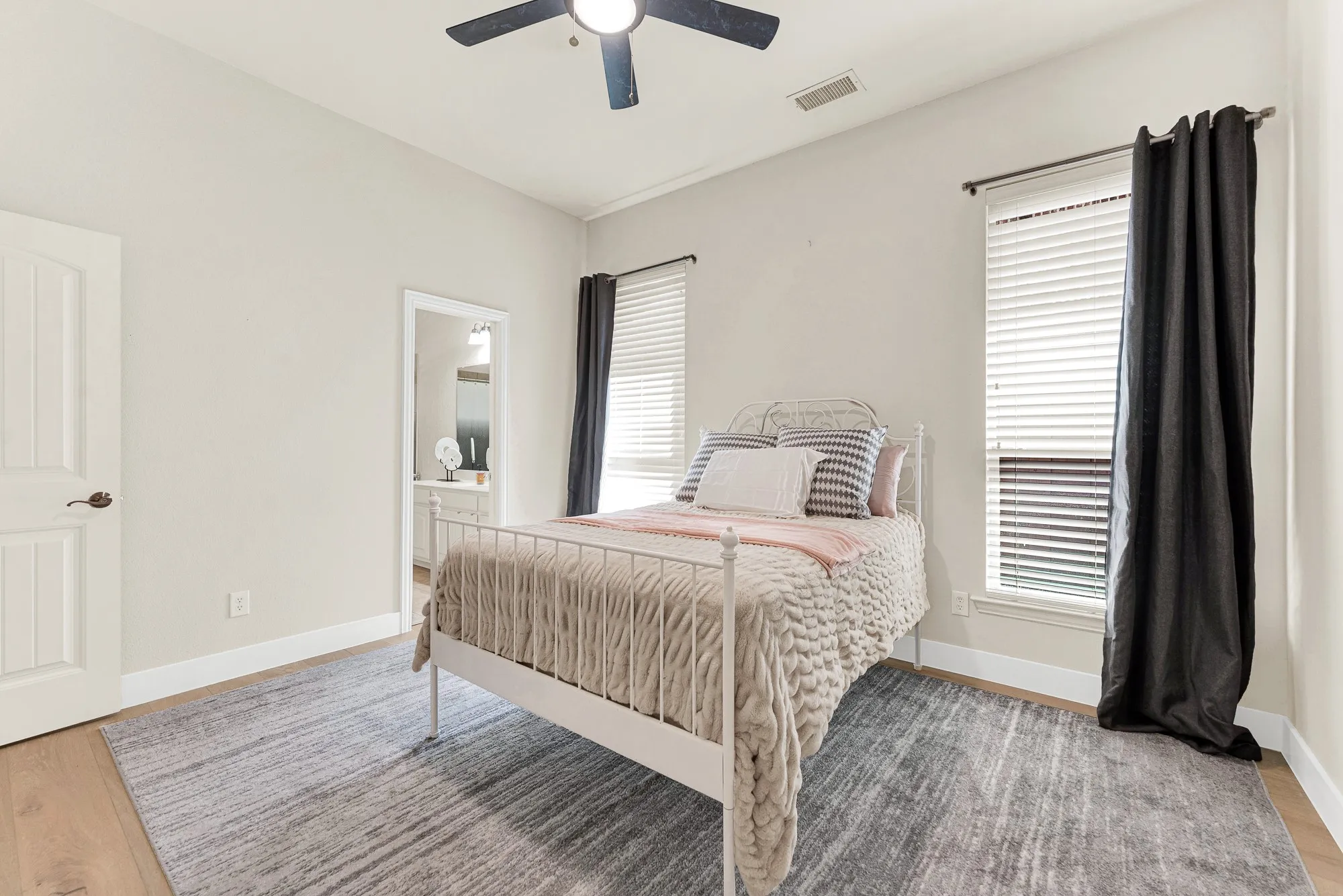 Single Family Residence For Sale in Denton County , 6777 Parker Creek Place, Frisco, Texas 75034, 4 Bedroom, 4 Bathroom, 2 Garage spaces, 3,306 Sqft, built in 2006, mls#21364591, Real Estate Agent in Frisco, Homes For Sale in Denton county, Homes For Sale in Frisco, Realtor in Frisco Texas, Real Estate Brokerage Independent Realty Texas, Luminita Cordes Realtor