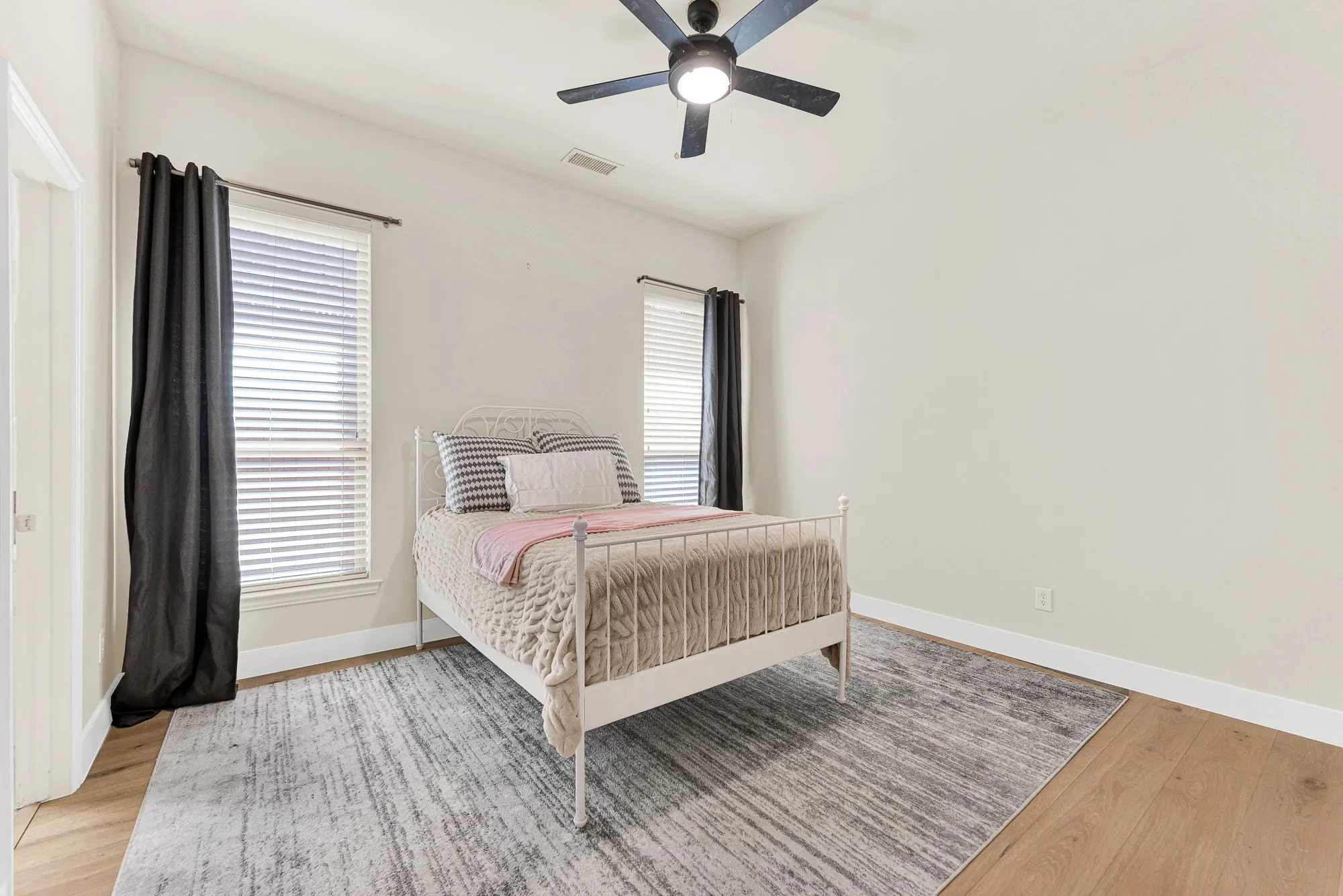 Single Family Residence For Sale in Denton County , 6777 Parker Creek Place, Frisco, Texas 75034, 4 Bedroom, 4 Bathroom, 2 Garage spaces, 3,306 Sqft, built in 2006, mls#21364591, Real Estate Agent in Frisco, Homes For Sale in Denton county, Homes For Sale in Frisco, Realtor in Frisco Texas, Real Estate Brokerage Independent Realty Texas, Luminita Cordes Realtor