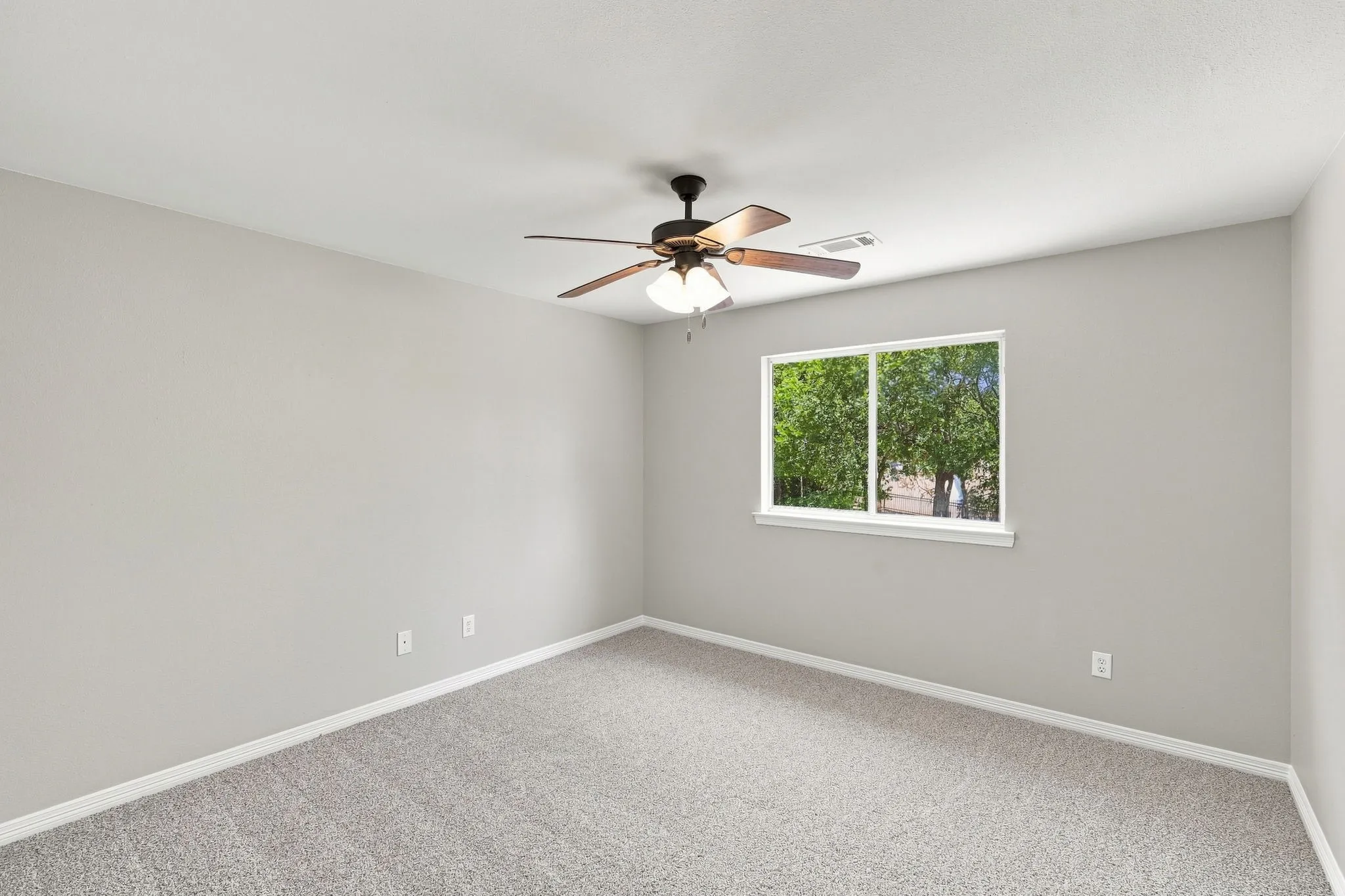 Single Family Residence For Sale in Ellis County , 1207 Oak Creek Drive, Ennis, Texas 75119, 5 Bedroom, 3 Bathroom, 2 Garage spaces, 3,052 Sqft, built in 2007, mls#21367457, Real Estate Agent in Ennis, Homes For Sale in Ellis county, Homes For Sale in Ennis, Realtor in Ennis Texas, Real Estate Brokerage Independent Realty Texas, Luminita Cordes Realtor