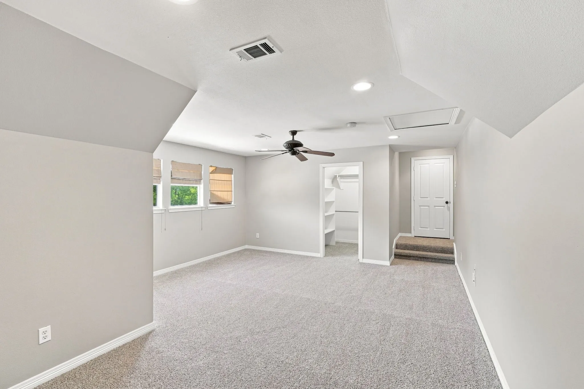 Single Family Residence For Sale in Ellis County , 1207 Oak Creek Drive, Ennis, Texas 75119, 5 Bedroom, 3 Bathroom, 2 Garage spaces, 3,052 Sqft, built in 2007, mls#21367457, Real Estate Agent in Ennis, Homes For Sale in Ellis county, Homes For Sale in Ennis, Realtor in Ennis Texas, Real Estate Brokerage Independent Realty Texas, Luminita Cordes Realtor