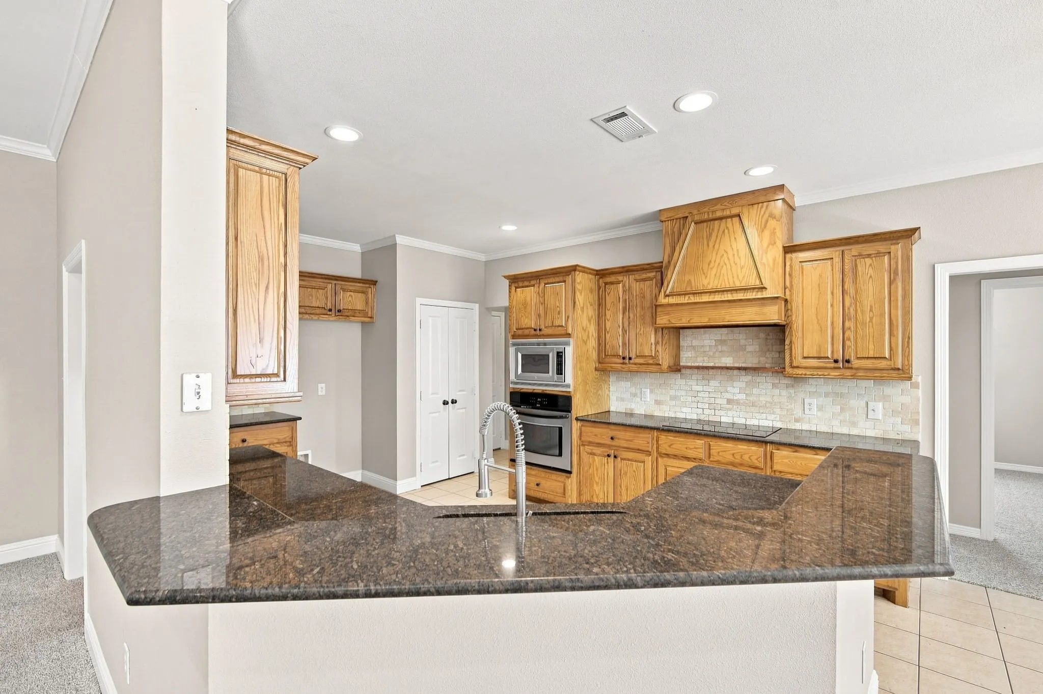 Single Family Residence For Sale in Ellis County , 1207 Oak Creek Drive, Ennis, Texas 75119, 5 Bedroom, 3 Bathroom, 2 Garage spaces, 3,052 Sqft, built in 2007, mls#21367457, Real Estate Agent in Ennis, Homes For Sale in Ellis county, Homes For Sale in Ennis, Realtor in Ennis Texas, Real Estate Brokerage Independent Realty Texas, Luminita Cordes Realtor