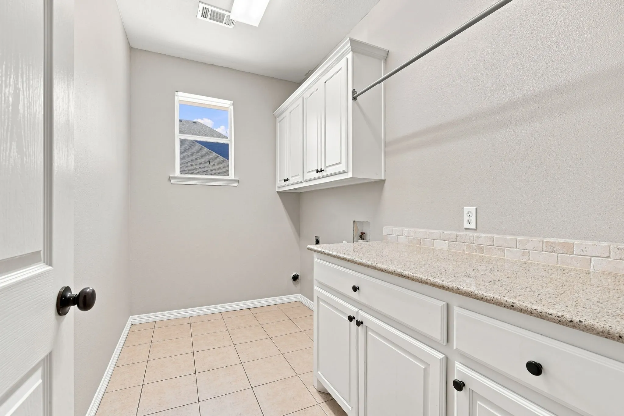 Single Family Residence For Sale in Ellis County , 1207 Oak Creek Drive, Ennis, Texas 75119, 5 Bedroom, 3 Bathroom, 2 Garage spaces, 3,052 Sqft, built in 2007, mls#21367457, Real Estate Agent in Ennis, Homes For Sale in Ellis county, Homes For Sale in Ennis, Realtor in Ennis Texas, Real Estate Brokerage Independent Realty Texas, Luminita Cordes Realtor