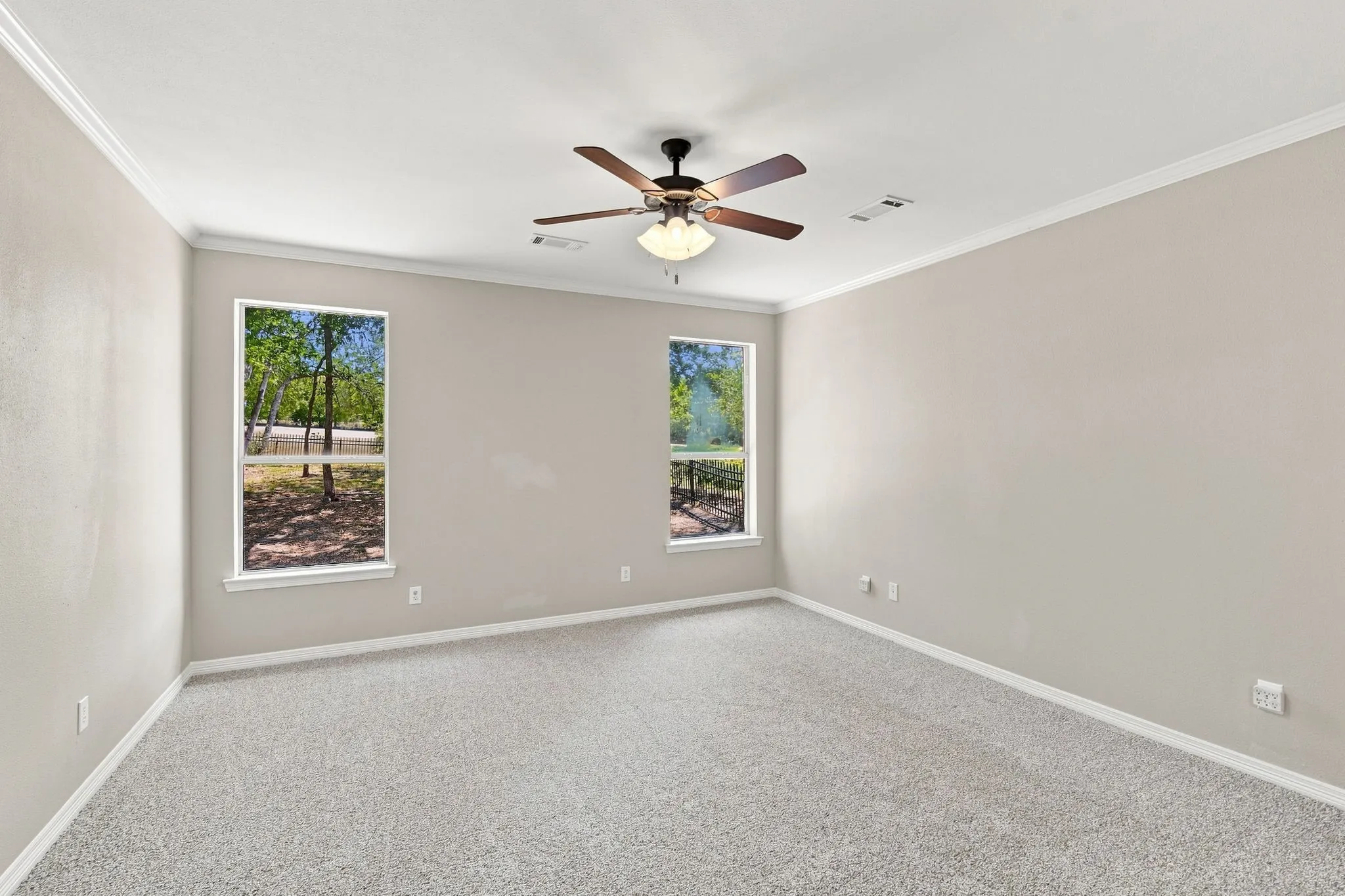 Single Family Residence For Sale in Ellis County , 1207 Oak Creek Drive, Ennis, Texas 75119, 5 Bedroom, 3 Bathroom, 2 Garage spaces, 3,052 Sqft, built in 2007, mls#21367457, Real Estate Agent in Ennis, Homes For Sale in Ellis county, Homes For Sale in Ennis, Realtor in Ennis Texas, Real Estate Brokerage Independent Realty Texas, Luminita Cordes Realtor