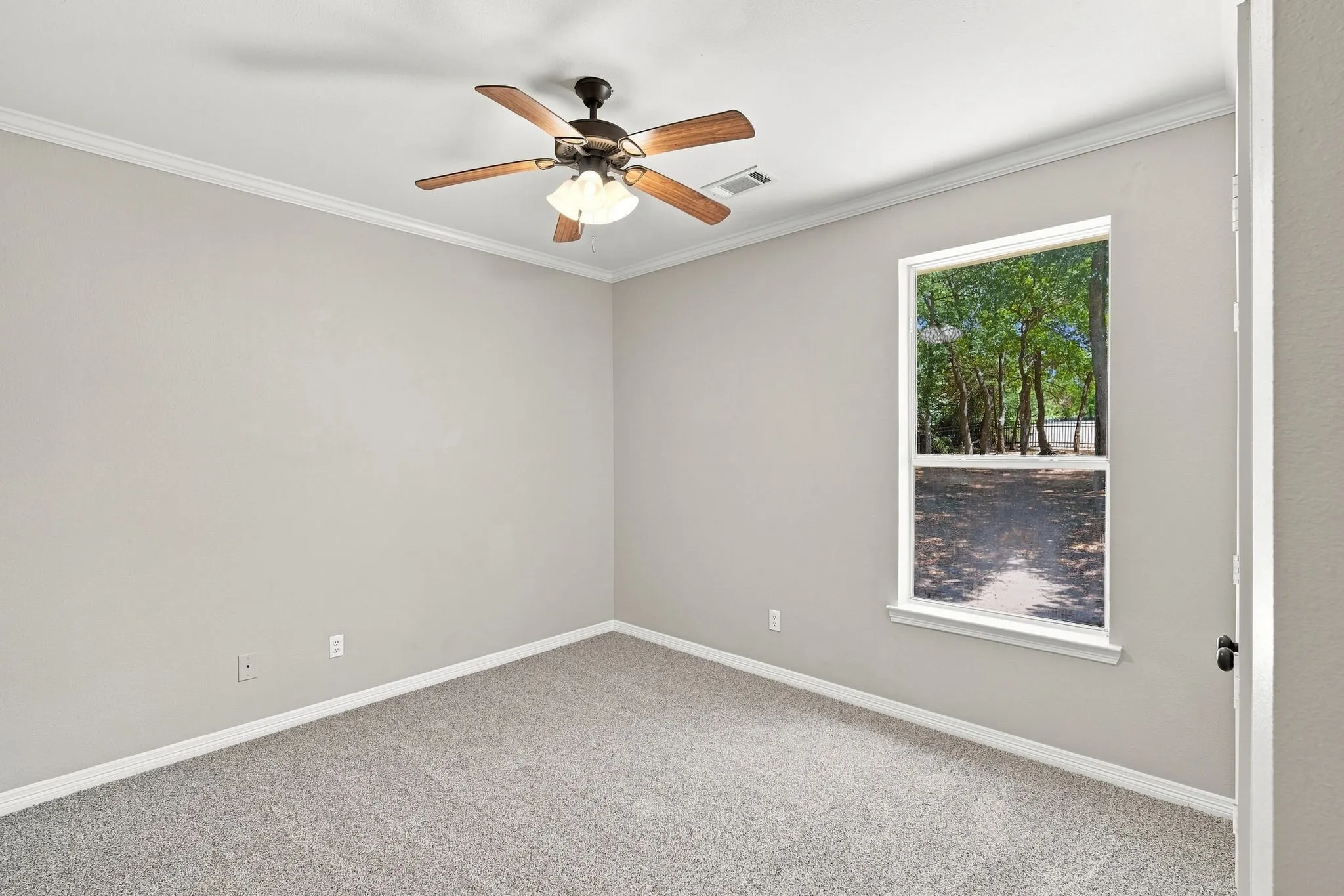 Single Family Residence For Sale in Ellis County , 1207 Oak Creek Drive, Ennis, Texas 75119, 5 Bedroom, 3 Bathroom, 2 Garage spaces, 3,052 Sqft, built in 2007, mls#21367457, Real Estate Agent in Ennis, Homes For Sale in Ellis county, Homes For Sale in Ennis, Realtor in Ennis Texas, Real Estate Brokerage Independent Realty Texas, Luminita Cordes Realtor
