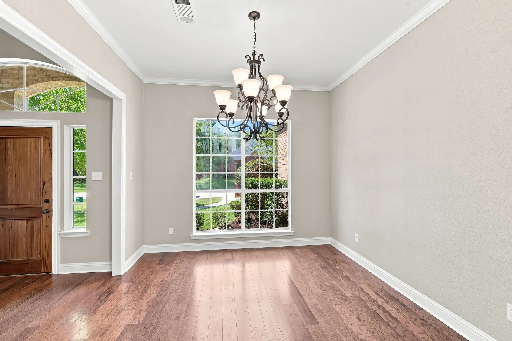 Single Family Residence For Sale in Ellis County , 1207 Oak Creek Drive, Ennis, Texas 75119, 5 Bedroom, 3 Bathroom, 2 Garage spaces, 3,052 Sqft, built in 2007, mls#21367457, Real Estate Agent in Ennis, Homes For Sale in Ellis county, Homes For Sale in Ennis, Realtor in Ennis Texas, Real Estate Brokerage Independent Realty Texas, Luminita Cordes Realtor