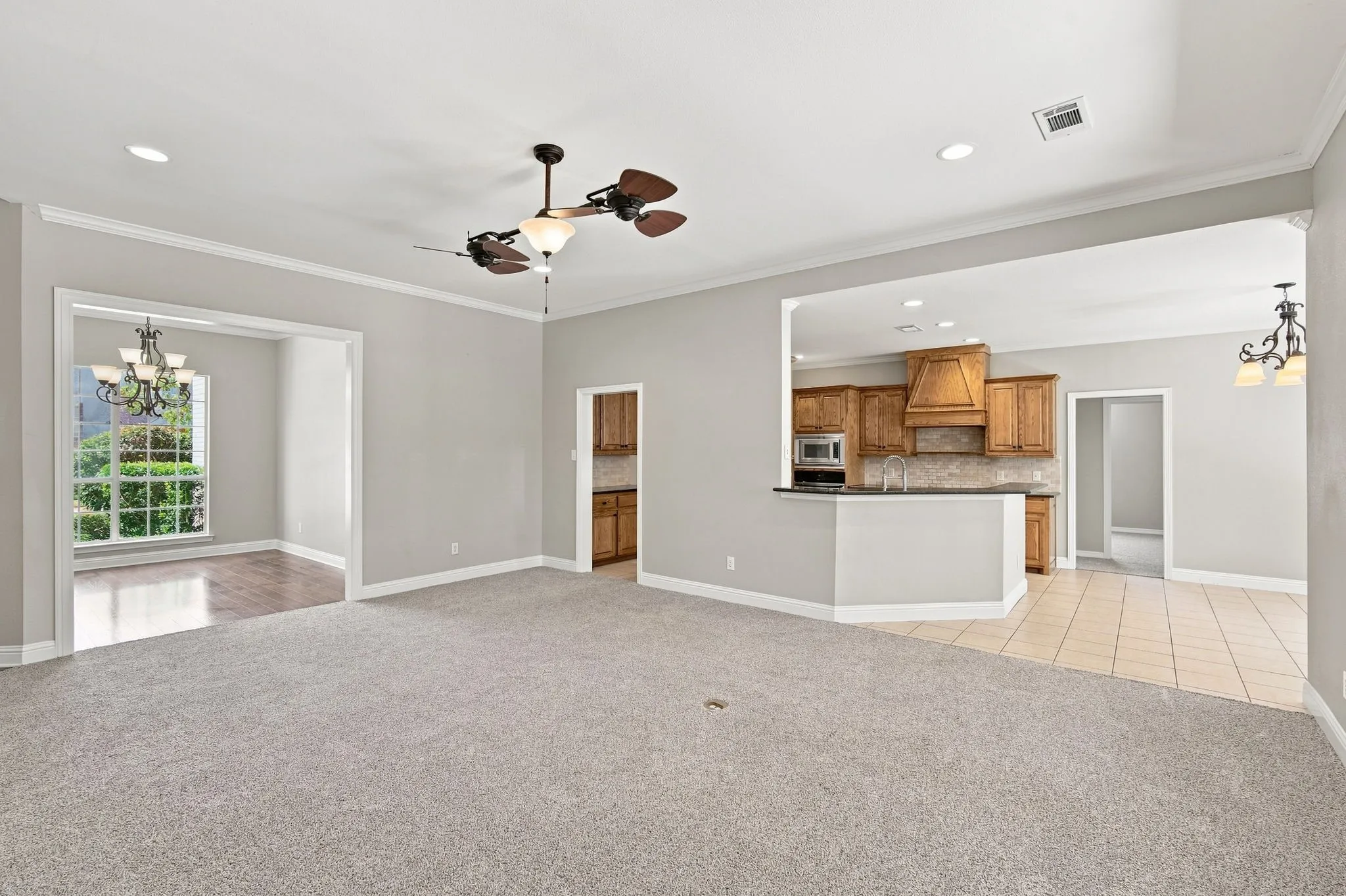 Single Family Residence For Sale in Ellis County , 1207 Oak Creek Drive, Ennis, Texas 75119, 5 Bedroom, 3 Bathroom, 2 Garage spaces, 3,052 Sqft, built in 2007, mls#21367457, Real Estate Agent in Ennis, Homes For Sale in Ellis county, Homes For Sale in Ennis, Realtor in Ennis Texas, Real Estate Brokerage Independent Realty Texas, Luminita Cordes Realtor