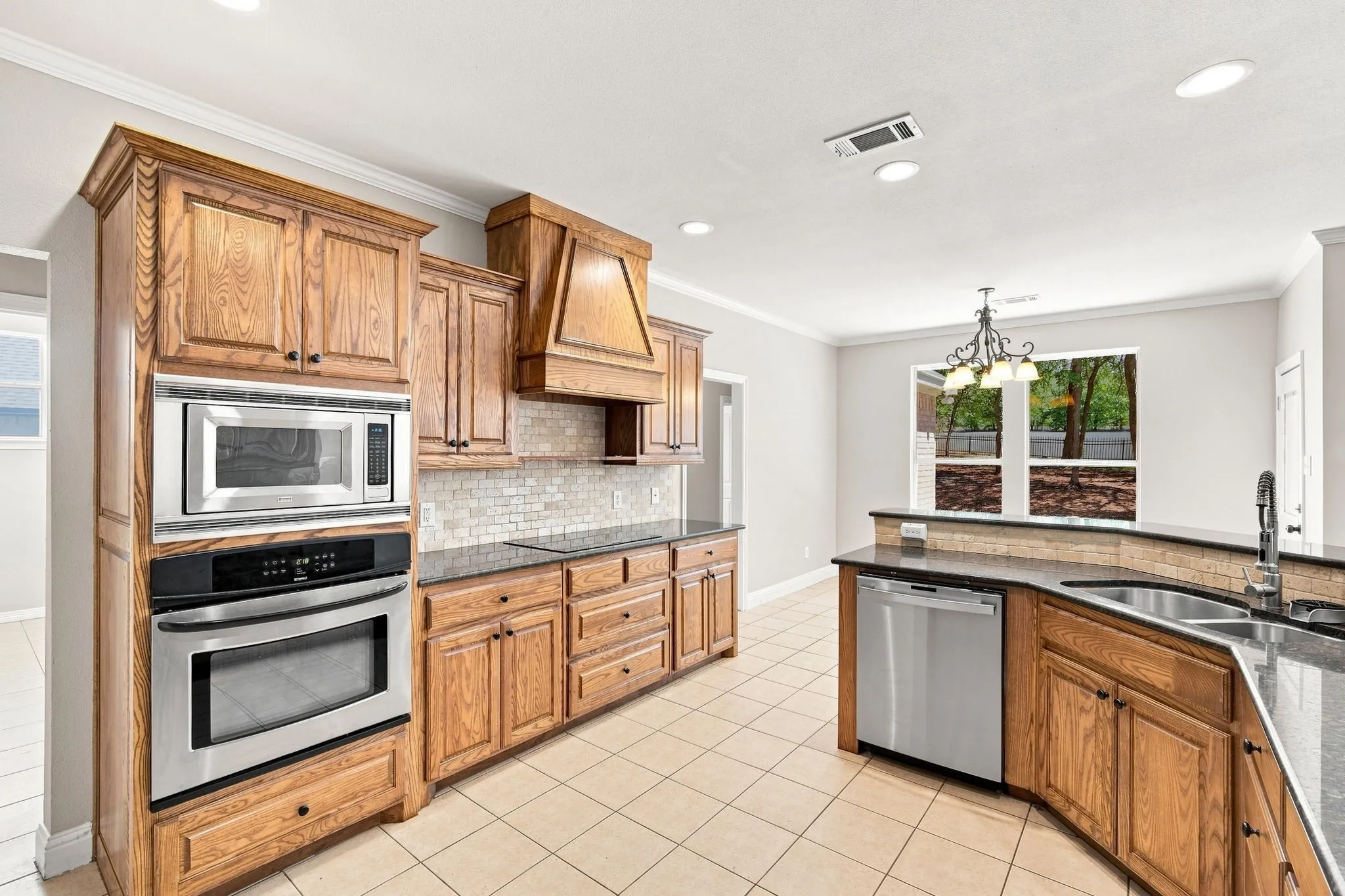 Single Family Residence For Sale in Ellis County , 1207 Oak Creek Drive, Ennis, Texas 75119, 5 Bedroom, 3 Bathroom, 2 Garage spaces, 3,052 Sqft, built in 2007, mls#21367457, Real Estate Agent in Ennis, Homes For Sale in Ellis county, Homes For Sale in Ennis, Realtor in Ennis Texas, Real Estate Brokerage Independent Realty Texas, Luminita Cordes Realtor