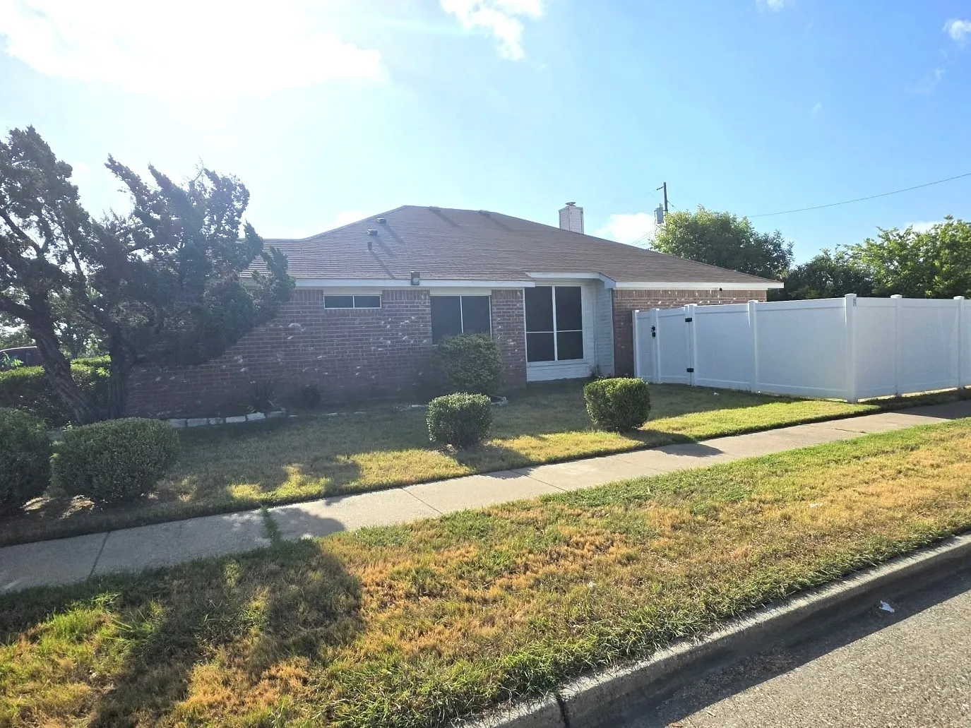 Single Family Residence For Sale in Dallas County , 801 Ragland, Cedar Hill, Texas 75104, 3 Bedroom, 2 Bathroom, 2 Garage spaces, 1,612 Sqft, built in 1996, mls#21367993, Real Estate Agent in Cedar Hill, Homes For Sale in Dallas county, Homes For Sale in Cedar Hill, Realtor in Cedar Hill Texas, Real Estate Brokerage Independent Realty Texas, Luminita Cordes Realtor