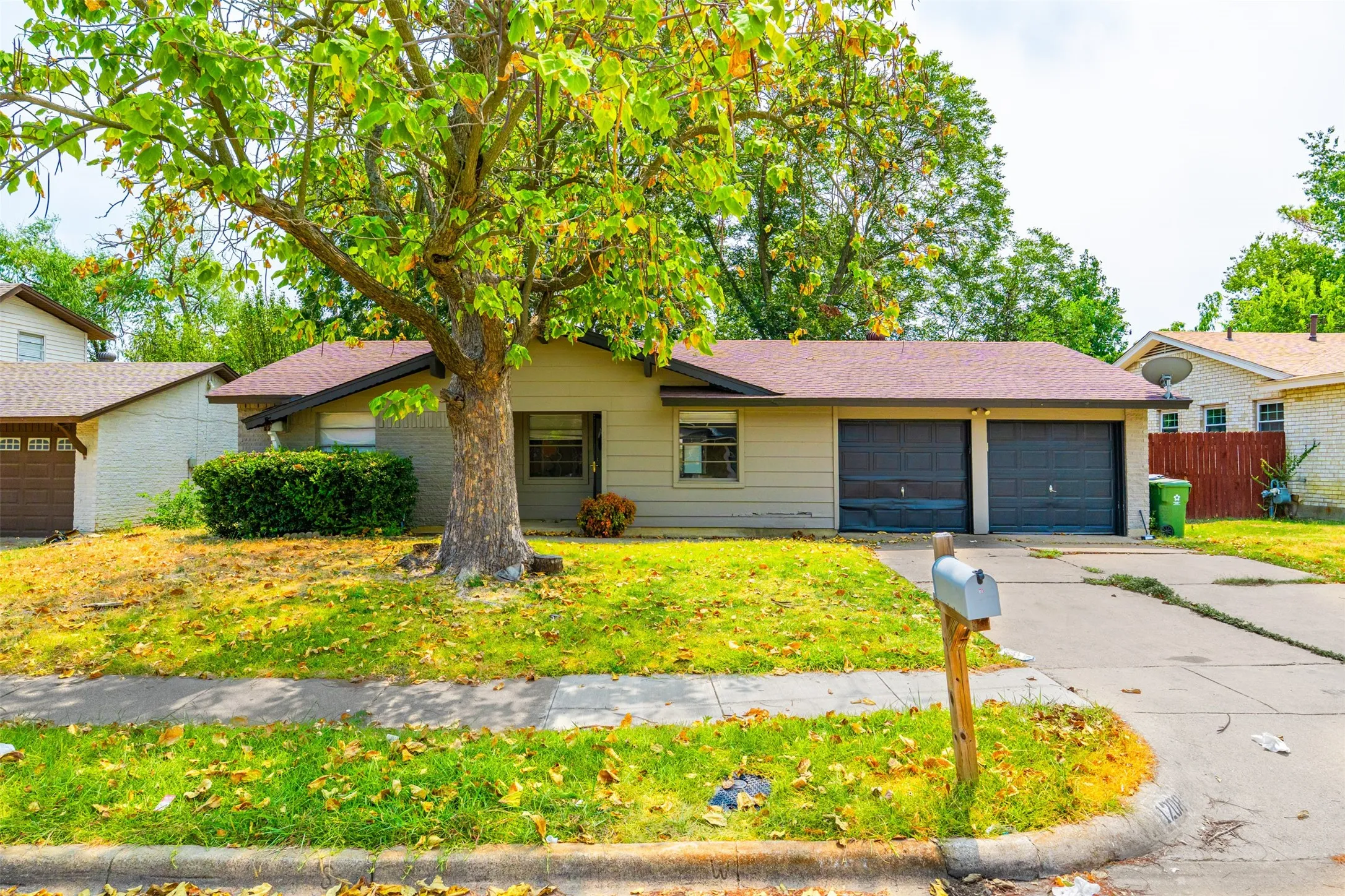 Single Family Residence For Sale in Tarrant County , 1208 E Timberview Lane, Arlington, Texas 76014, 3 Bedroom, 2 Bathroom, 2 Garage spaces, 1,122 Sqft, built in 1968, mls#21367951, Real Estate Agent in Arlington, Homes For Sale in Tarrant county, Homes For Sale in Arlington, Realtor in Arlington Texas, Real Estate Brokerage Independent Realty Texas, Luminita Cordes Realtor