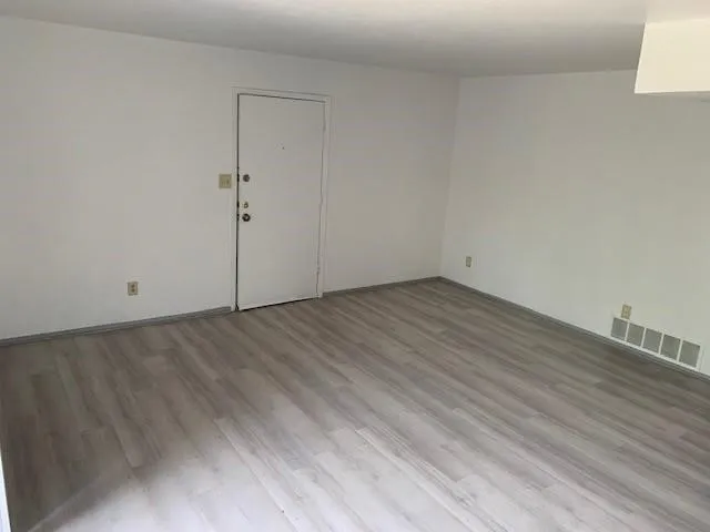 Apartment For Rent in Tarrant County , 4636 Dexter Avenue 4, Fort Worth, Texas 76107, 2 Bedroom, 1 Bathroom, Garage spaces, 807 Sqft, built in 1964, mls#21367997, Real Estate Agent in Fort Worth, Homes For Rent in Tarrant county, Homes For Rent in Fort Worth, Realtor in Fort Worth Texas, Real Estate Brokerage Independent Realty Texas, Luminita Cordes Realtor