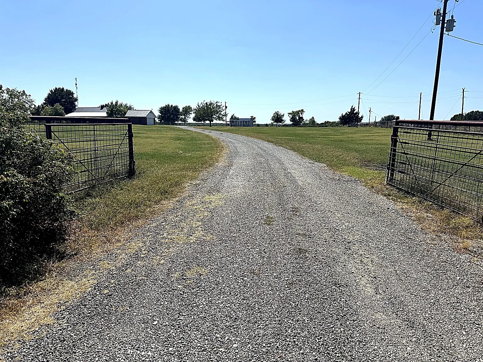 Single Family Residence For Sale in Fannin County , 1599 County Road 2925, Dodd City, Texas 75438, 3 Bedroom, 2 Bathroom, 2 Garage spaces, 2,047 Sqft, built in 1996, mls#21368012, Real Estate Agent in Dodd City, Homes For Sale in Fannin county, Homes For Sale in Dodd City, Realtor in Dodd City Texas, Real Estate Brokerage Independent Realty Texas, Luminita Cordes Realtor