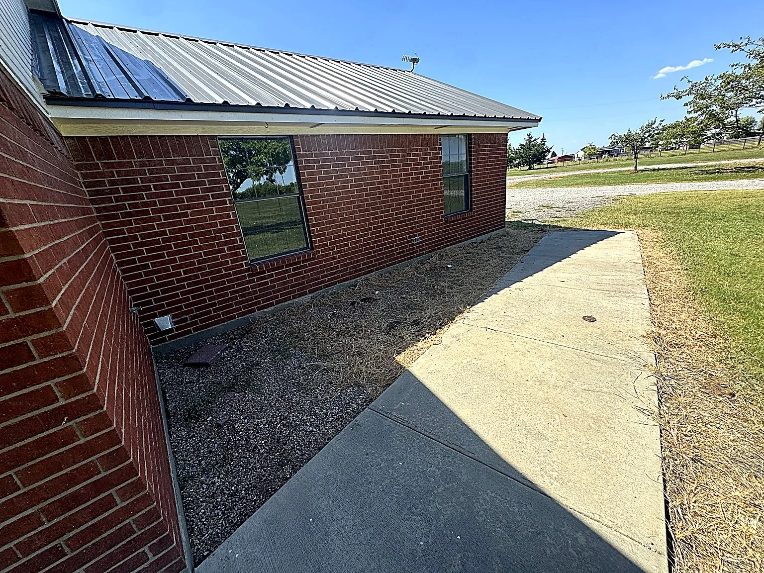 Single Family Residence For Sale in Fannin County , 1599 County Road 2925, Dodd City, Texas 75438, 3 Bedroom, 2 Bathroom, 2 Garage spaces, 2,047 Sqft, built in 1996, mls#21368012, Real Estate Agent in Dodd City, Homes For Sale in Fannin county, Homes For Sale in Dodd City, Realtor in Dodd City Texas, Real Estate Brokerage Independent Realty Texas, Luminita Cordes Realtor