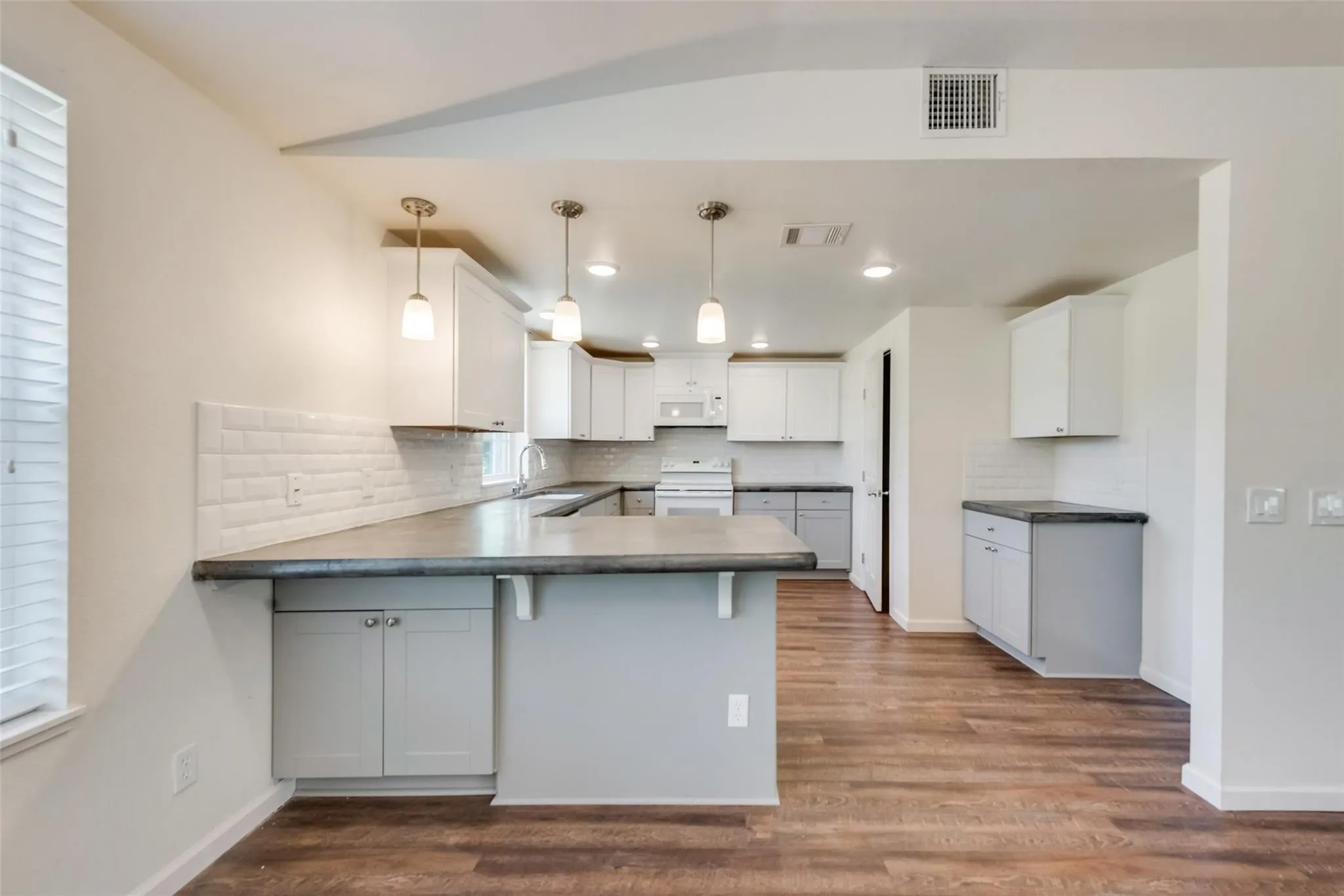 Mobile Home For Rent in Johnson County , 220 Ranch Road, Joshua, Texas 76058, 4 Bedroom, 2 Bathroom, Garage spaces, 2,016 Sqft, built in 1984, mls#21364032, Real Estate Agent in Joshua, Homes For Rent in Johnson county, Homes For Rent in Joshua, Realtor in Joshua Texas, Real Estate Brokerage Independent Realty Texas, Luminita Cordes Realtor