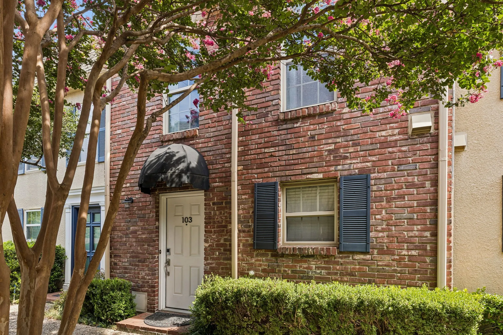 Condominium For Sale in Dallas County , 4017 Buena Vista Street 103, Dallas, Texas 75204, 2 Bedroom, 3 Bathroom, Garage spaces, 1,210 Sqft, built in 1980, mls#21364421, Real Estate Agent in Dallas, Homes For Sale in Dallas county, Homes For Sale in Dallas, Realtor in Dallas Texas, Real Estate Brokerage Independent Realty Texas, Luminita Cordes Realtor