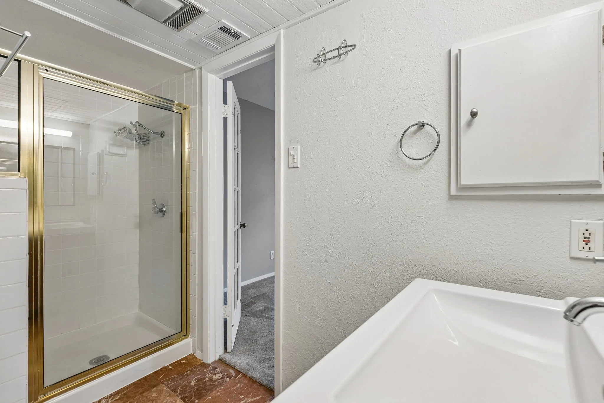Condominium For Sale in Dallas County , 4017 Buena Vista Street 103, Dallas, Texas 75204, 2 Bedroom, 3 Bathroom, Garage spaces, 1,210 Sqft, built in 1980, mls#21364421, Real Estate Agent in Dallas, Homes For Sale in Dallas county, Homes For Sale in Dallas, Realtor in Dallas Texas, Real Estate Brokerage Independent Realty Texas, Luminita Cordes Realtor