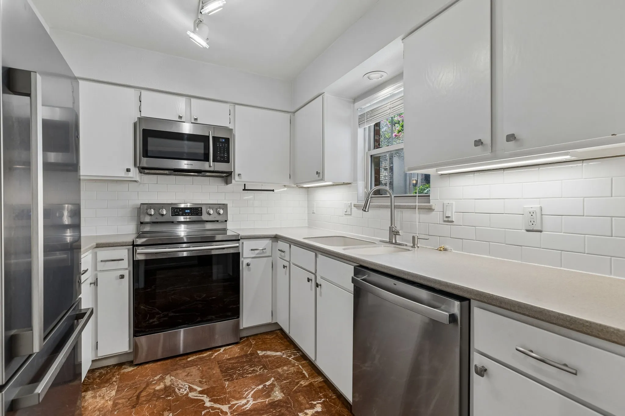 Condominium For Sale in Dallas County , 4017 Buena Vista Street 103, Dallas, Texas 75204, 2 Bedroom, 3 Bathroom, Garage spaces, 1,210 Sqft, built in 1980, mls#21364421, Real Estate Agent in Dallas, Homes For Sale in Dallas county, Homes For Sale in Dallas, Realtor in Dallas Texas, Real Estate Brokerage Independent Realty Texas, Luminita Cordes Realtor