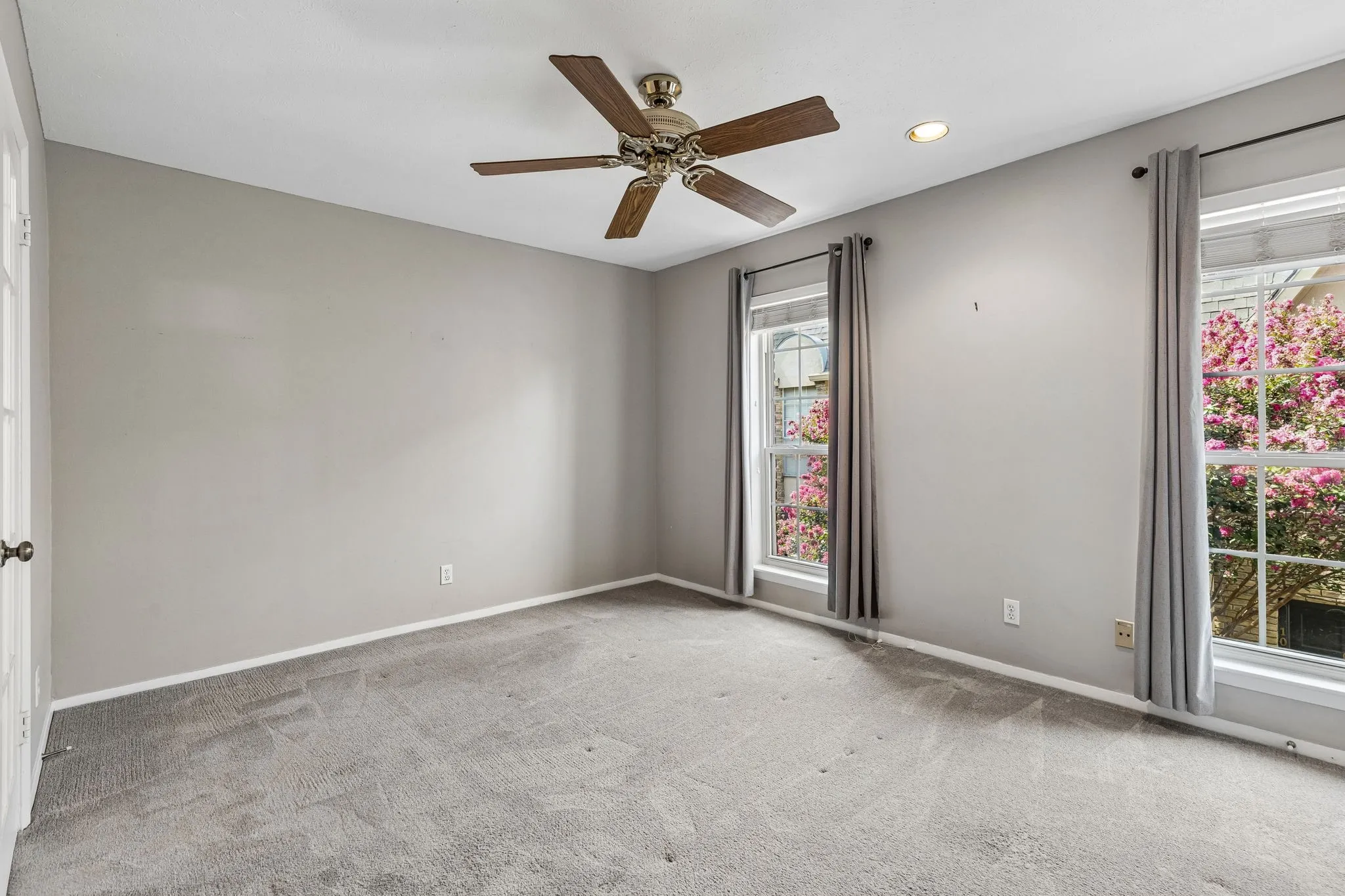 Condominium For Sale in Dallas County , 4017 Buena Vista Street 103, Dallas, Texas 75204, 2 Bedroom, 3 Bathroom, Garage spaces, 1,210 Sqft, built in 1980, mls#21364421, Real Estate Agent in Dallas, Homes For Sale in Dallas county, Homes For Sale in Dallas, Realtor in Dallas Texas, Real Estate Brokerage Independent Realty Texas, Luminita Cordes Realtor