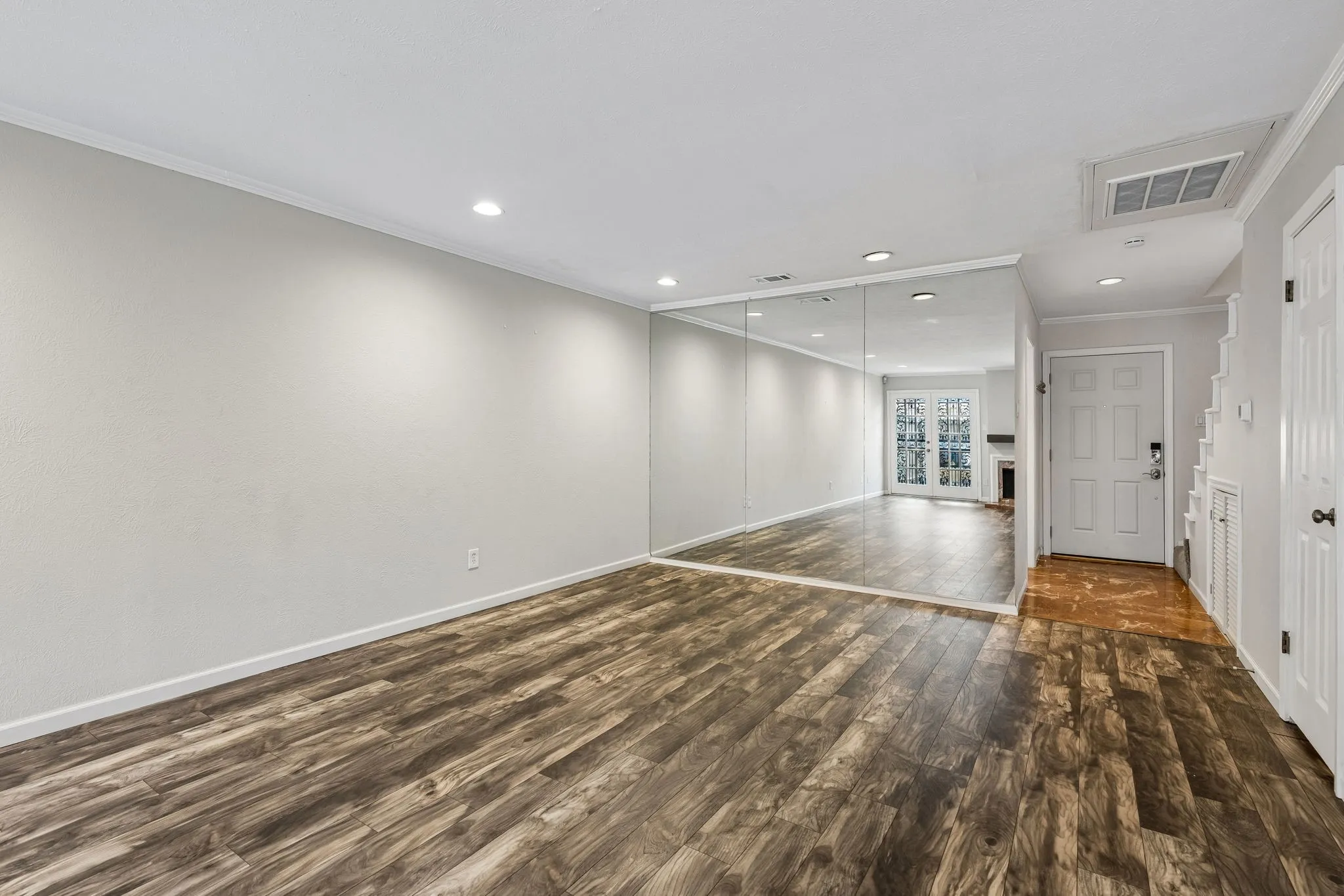Condominium For Sale in Dallas County , 4017 Buena Vista Street 103, Dallas, Texas 75204, 2 Bedroom, 3 Bathroom, Garage spaces, 1,210 Sqft, built in 1980, mls#21364421, Real Estate Agent in Dallas, Homes For Sale in Dallas county, Homes For Sale in Dallas, Realtor in Dallas Texas, Real Estate Brokerage Independent Realty Texas, Luminita Cordes Realtor