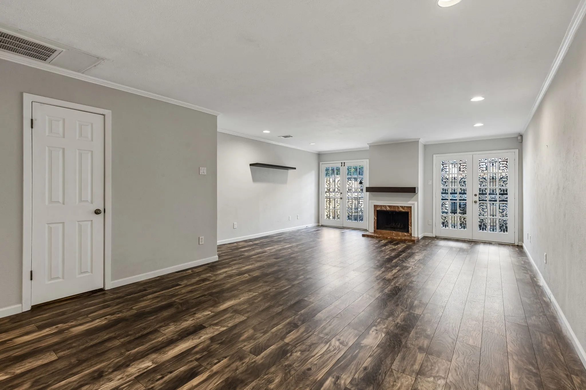 Condominium For Sale in Dallas County , 4017 Buena Vista Street 103, Dallas, Texas 75204, 2 Bedroom, 3 Bathroom, Garage spaces, 1,210 Sqft, built in 1980, mls#21364421, Real Estate Agent in Dallas, Homes For Sale in Dallas county, Homes For Sale in Dallas, Realtor in Dallas Texas, Real Estate Brokerage Independent Realty Texas, Luminita Cordes Realtor