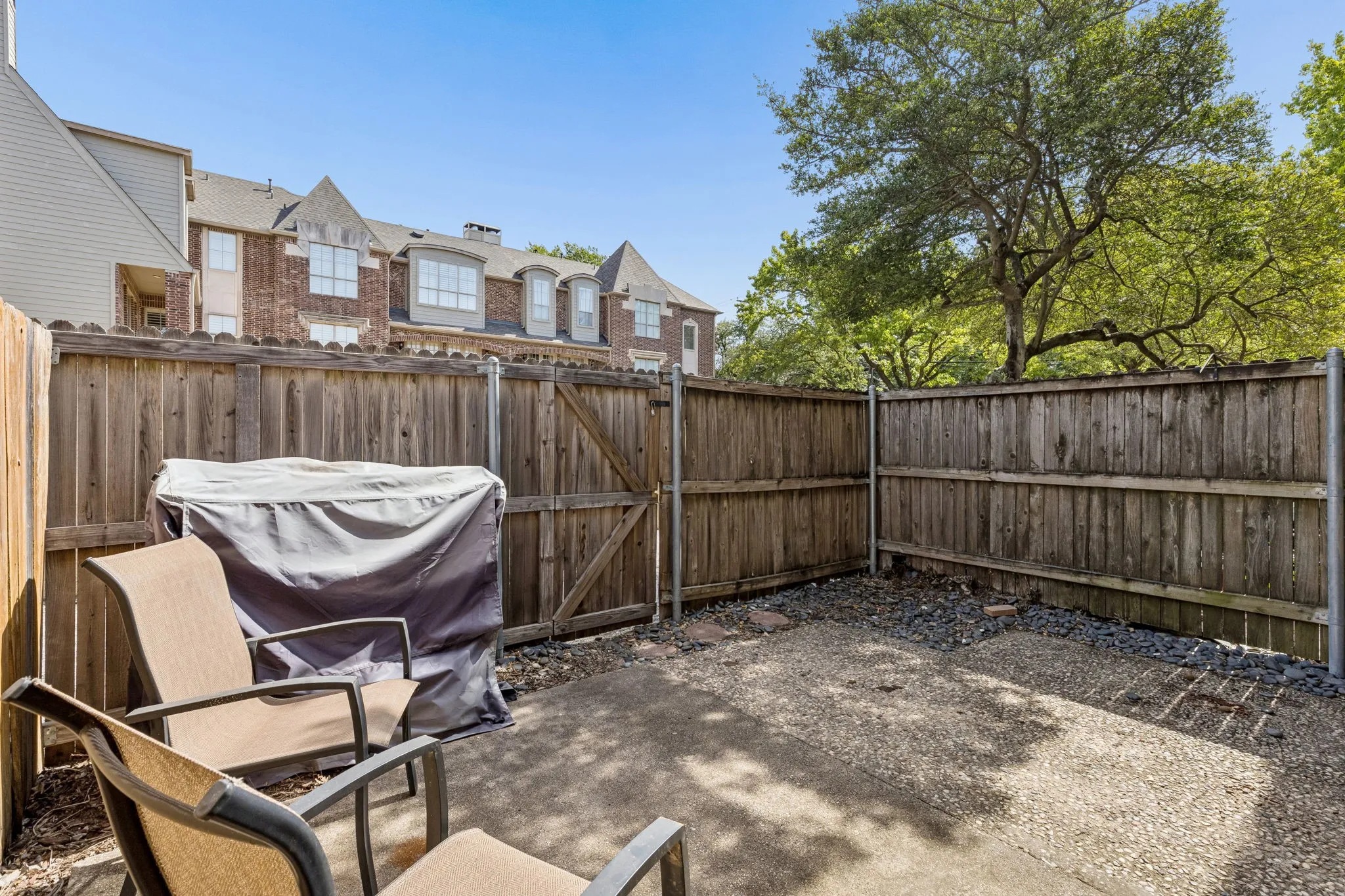 Condominium For Sale in Dallas County , 4017 Buena Vista Street 103, Dallas, Texas 75204, 2 Bedroom, 3 Bathroom, Garage spaces, 1,210 Sqft, built in 1980, mls#21364421, Real Estate Agent in Dallas, Homes For Sale in Dallas county, Homes For Sale in Dallas, Realtor in Dallas Texas, Real Estate Brokerage Independent Realty Texas, Luminita Cordes Realtor
