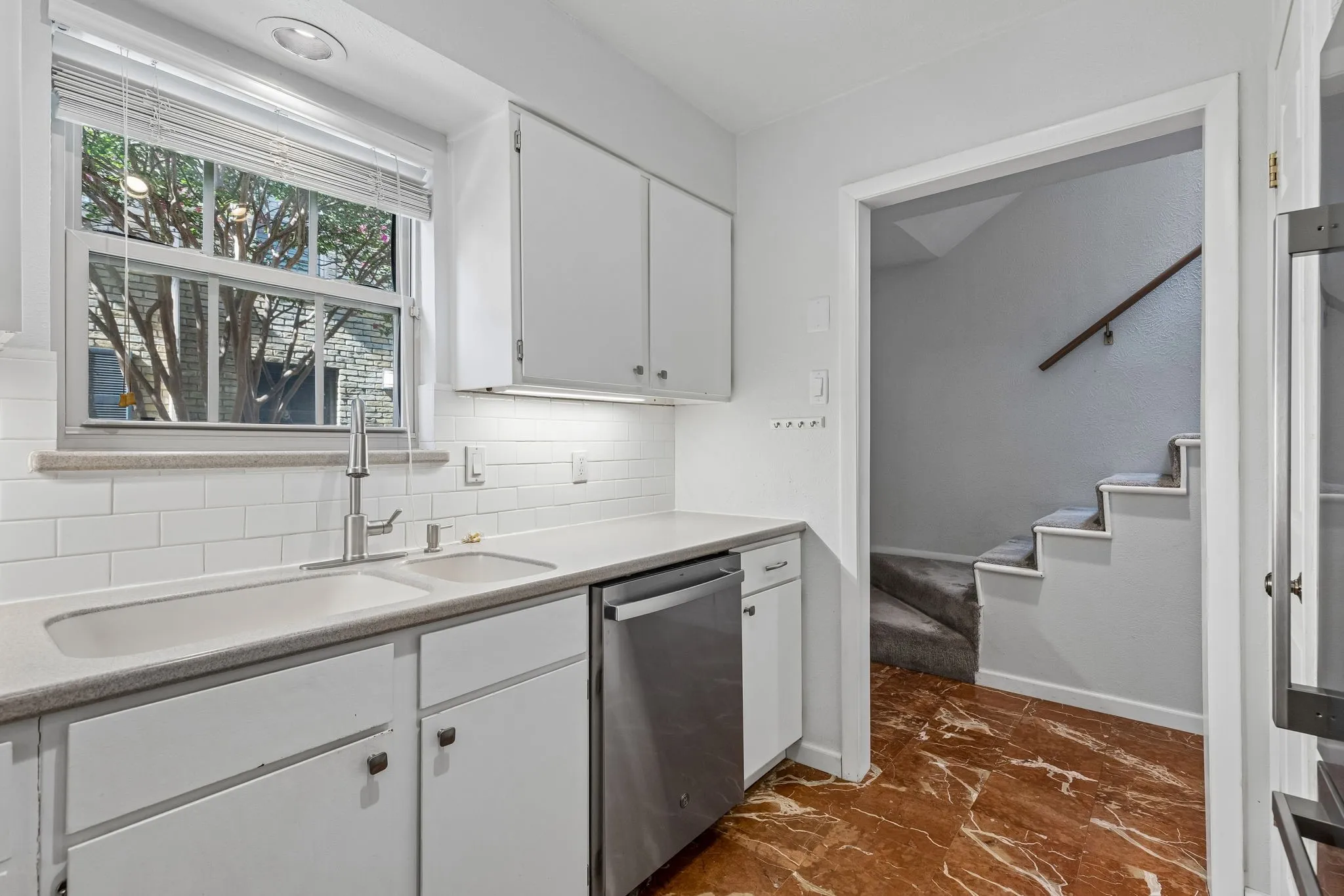 Condominium For Sale in Dallas County , 4017 Buena Vista Street 103, Dallas, Texas 75204, 2 Bedroom, 3 Bathroom, Garage spaces, 1,210 Sqft, built in 1980, mls#21364421, Real Estate Agent in Dallas, Homes For Sale in Dallas county, Homes For Sale in Dallas, Realtor in Dallas Texas, Real Estate Brokerage Independent Realty Texas, Luminita Cordes Realtor