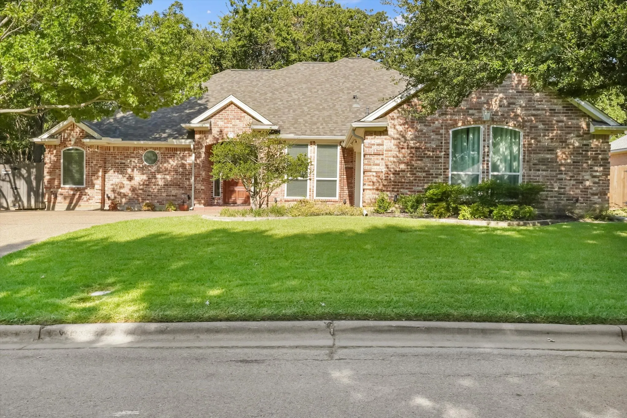 Single Family Residence For Sale in Tarrant County , 2817 Naples Drive, Hurst, Texas 76054, 4 Bedroom, 2 Bathroom, 2 Garage spaces, 2,192 Sqft, built in 1996, mls#21363511, Real Estate Agent in Hurst, Homes For Sale in Tarrant county, Homes For Sale in Hurst, Realtor in Hurst Texas, Real Estate Brokerage Independent Realty Texas, Luminita Cordes Realtor