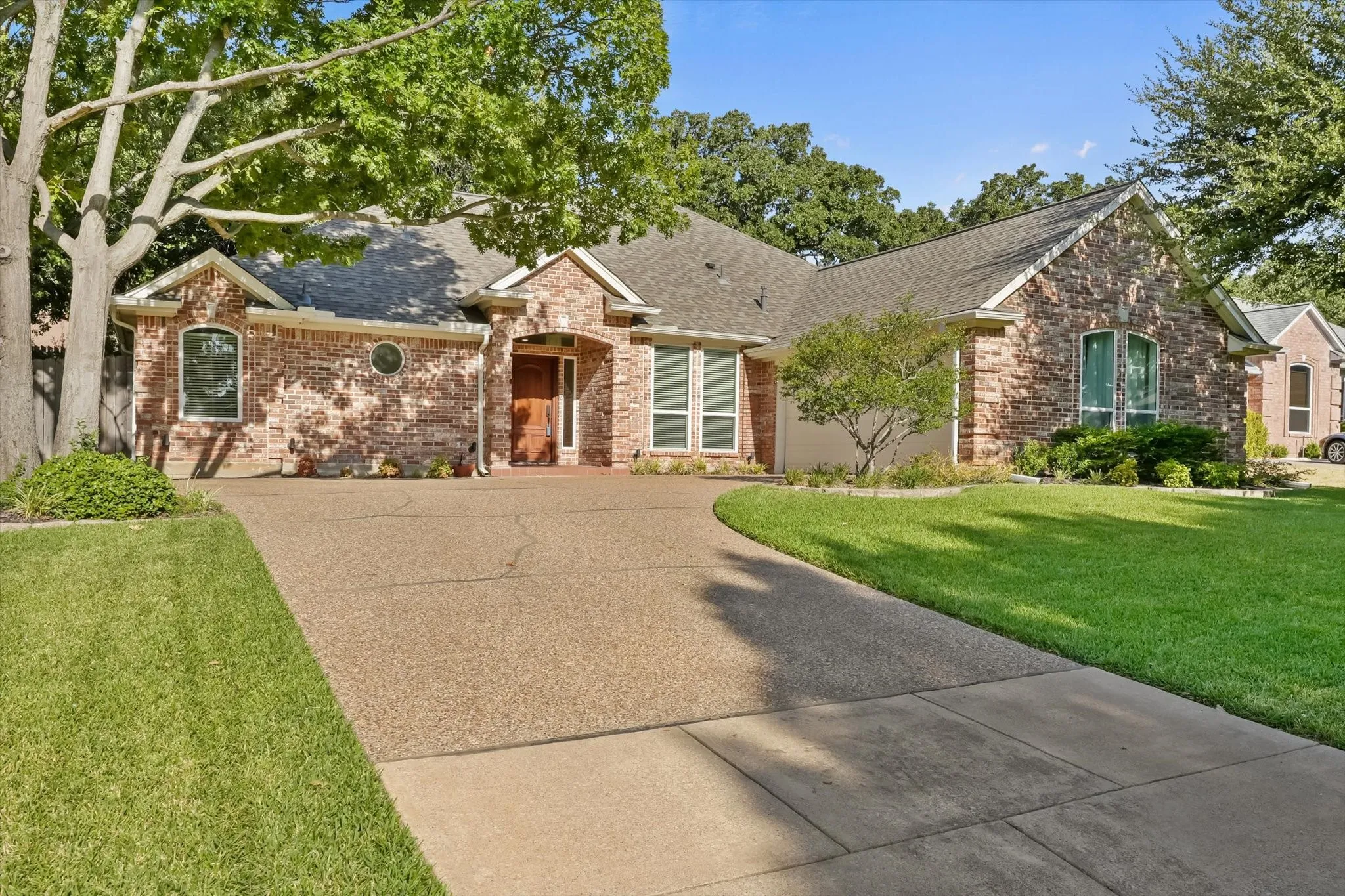 Single Family Residence For Sale in Tarrant County , 2817 Naples Drive, Hurst, Texas 76054, 4 Bedroom, 2 Bathroom, 2 Garage spaces, 2,192 Sqft, built in 1996, mls#21363511, Real Estate Agent in Hurst, Homes For Sale in Tarrant county, Homes For Sale in Hurst, Realtor in Hurst Texas, Real Estate Brokerage Independent Realty Texas, Luminita Cordes Realtor