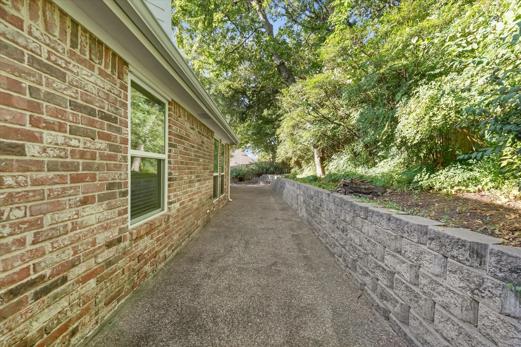 Single Family Residence For Sale in Tarrant County , 2817 Naples Drive, Hurst, Texas 76054, 4 Bedroom, 2 Bathroom, 2 Garage spaces, 2,192 Sqft, built in 1996, mls#21363511, Real Estate Agent in Hurst, Homes For Sale in Tarrant county, Homes For Sale in Hurst, Realtor in Hurst Texas, Real Estate Brokerage Independent Realty Texas, Luminita Cordes Realtor