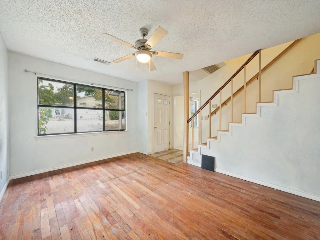 Single Family Residence For Sale in Grayson County , 515 Clements Avenue, Van Alstyne, Texas 75495, 3 Bedroom, 2 Bathroom, Garage spaces, 1,547 Sqft, built in 1987, mls#21360935, Real Estate Agent in Van Alstyne, Homes For Sale in Grayson county, Homes For Sale in Van Alstyne, Realtor in Van Alstyne Texas, Real Estate Brokerage Independent Realty Texas, Luminita Cordes Realtor
