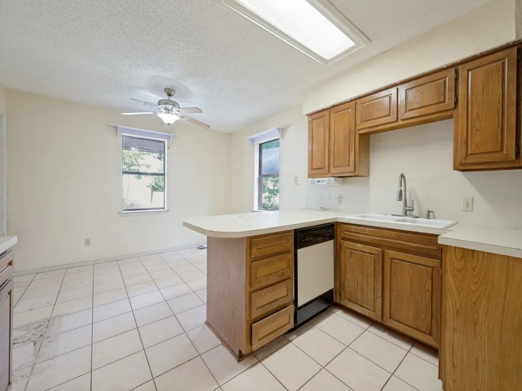 Single Family Residence For Sale in Grayson County , 515 Clements Avenue, Van Alstyne, Texas 75495, 3 Bedroom, 2 Bathroom, Garage spaces, 1,547 Sqft, built in 1987, mls#21360935, Real Estate Agent in Van Alstyne, Homes For Sale in Grayson county, Homes For Sale in Van Alstyne, Realtor in Van Alstyne Texas, Real Estate Brokerage Independent Realty Texas, Luminita Cordes Realtor