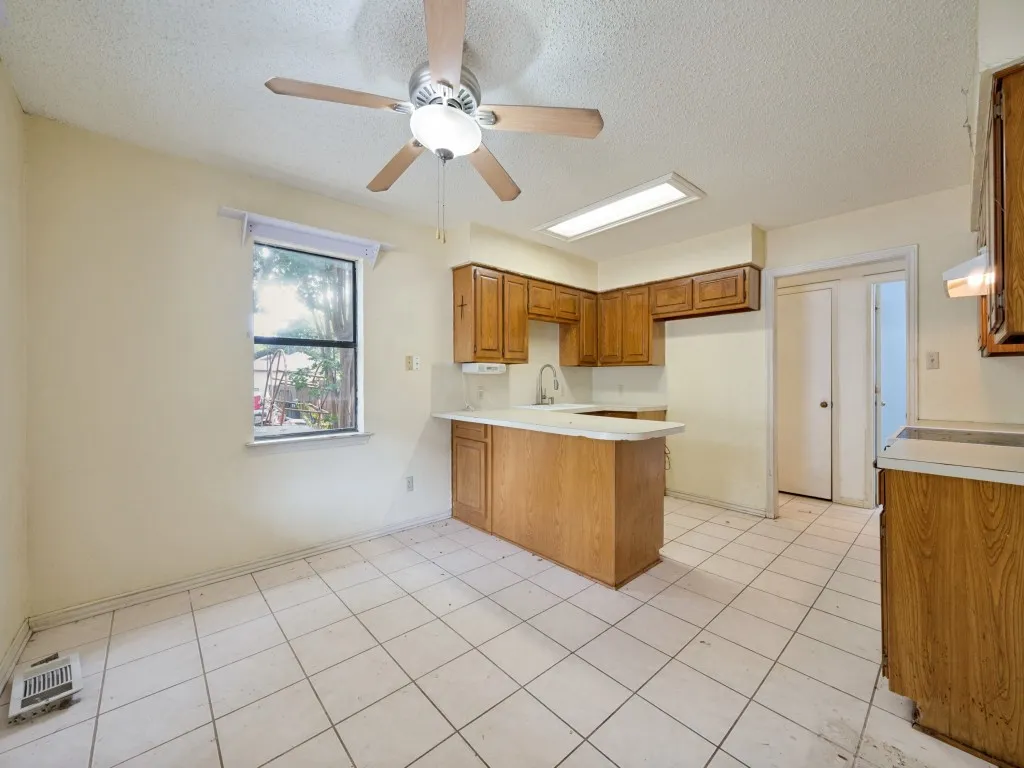 Single Family Residence For Sale in Grayson County , 515 Clements Avenue, Van Alstyne, Texas 75495, 3 Bedroom, 2 Bathroom, Garage spaces, 1,547 Sqft, built in 1987, mls#21360935, Real Estate Agent in Van Alstyne, Homes For Sale in Grayson county, Homes For Sale in Van Alstyne, Realtor in Van Alstyne Texas, Real Estate Brokerage Independent Realty Texas, Luminita Cordes Realtor
