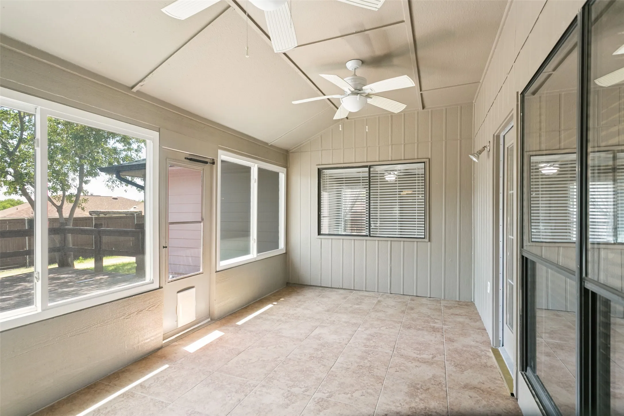 Single Family Residence For Sale in Collin County , 928 Ledgemont Drive, Plano, Texas 75025, 3 Bedroom, 2 Bathroom, 2 Garage spaces, 1,739 Sqft, built in 1985, mls#21367084, Real Estate Agent in Plano, Homes For Sale in Collin county, Homes For Sale in Plano, Realtor in Plano Texas, Real Estate Brokerage Independent Realty Texas, Luminita Cordes Realtor