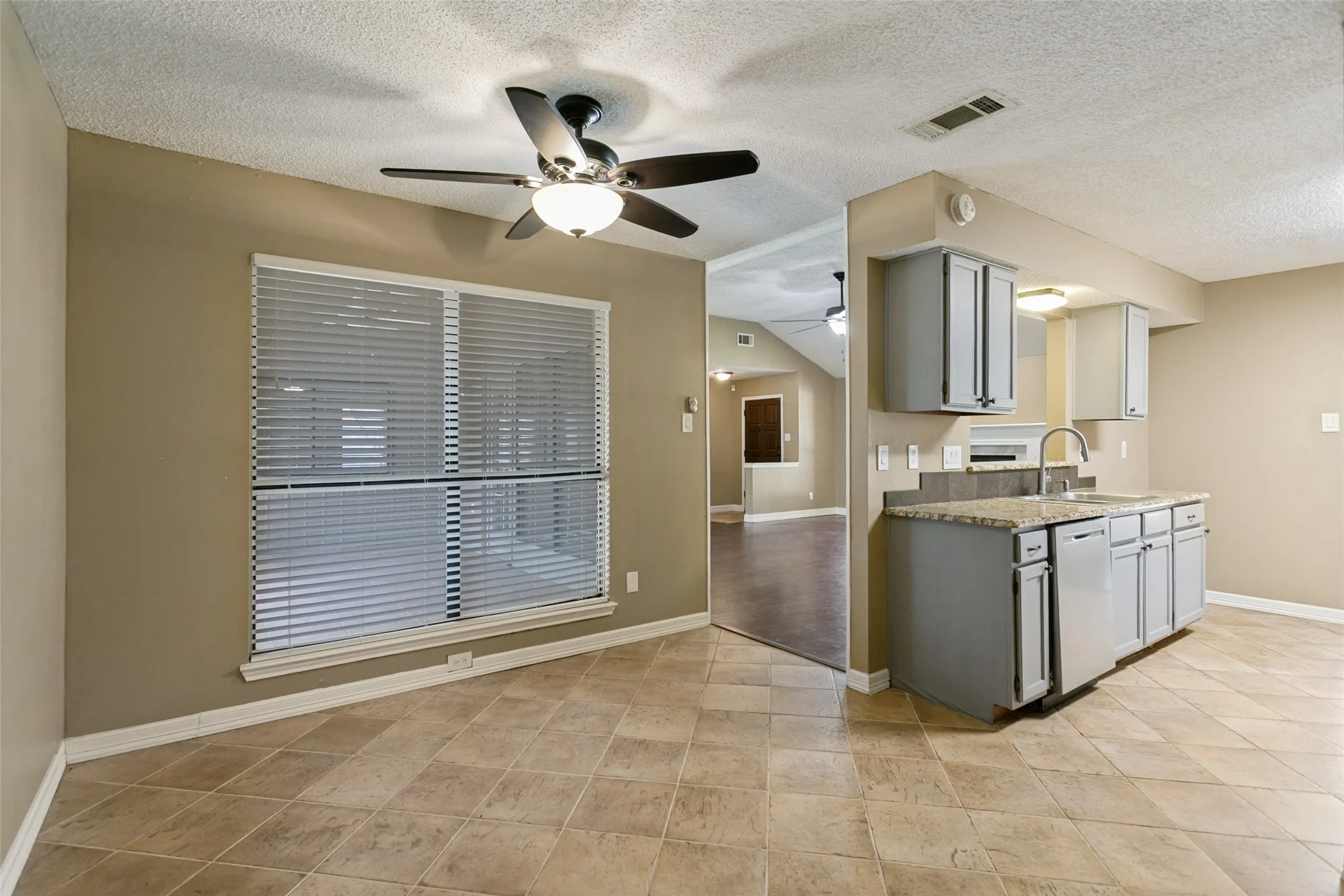 Single Family Residence For Sale in Collin County , 928 Ledgemont Drive, Plano, Texas 75025, 3 Bedroom, 2 Bathroom, 2 Garage spaces, 1,739 Sqft, built in 1985, mls#21367084, Real Estate Agent in Plano, Homes For Sale in Collin county, Homes For Sale in Plano, Realtor in Plano Texas, Real Estate Brokerage Independent Realty Texas, Luminita Cordes Realtor