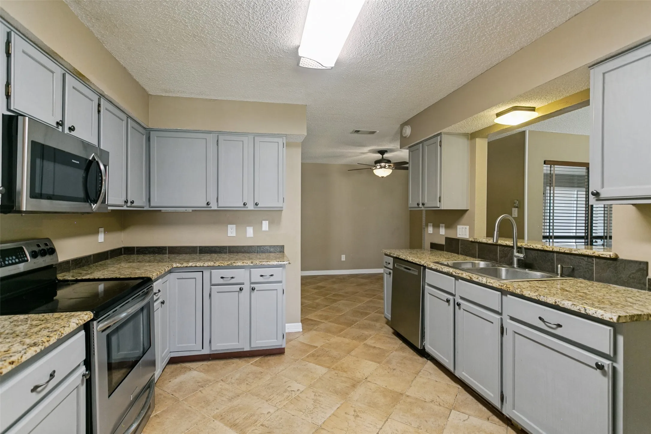 Single Family Residence For Sale in Collin County , 928 Ledgemont Drive, Plano, Texas 75025, 3 Bedroom, 2 Bathroom, 2 Garage spaces, 1,739 Sqft, built in 1985, mls#21367084, Real Estate Agent in Plano, Homes For Sale in Collin county, Homes For Sale in Plano, Realtor in Plano Texas, Real Estate Brokerage Independent Realty Texas, Luminita Cordes Realtor