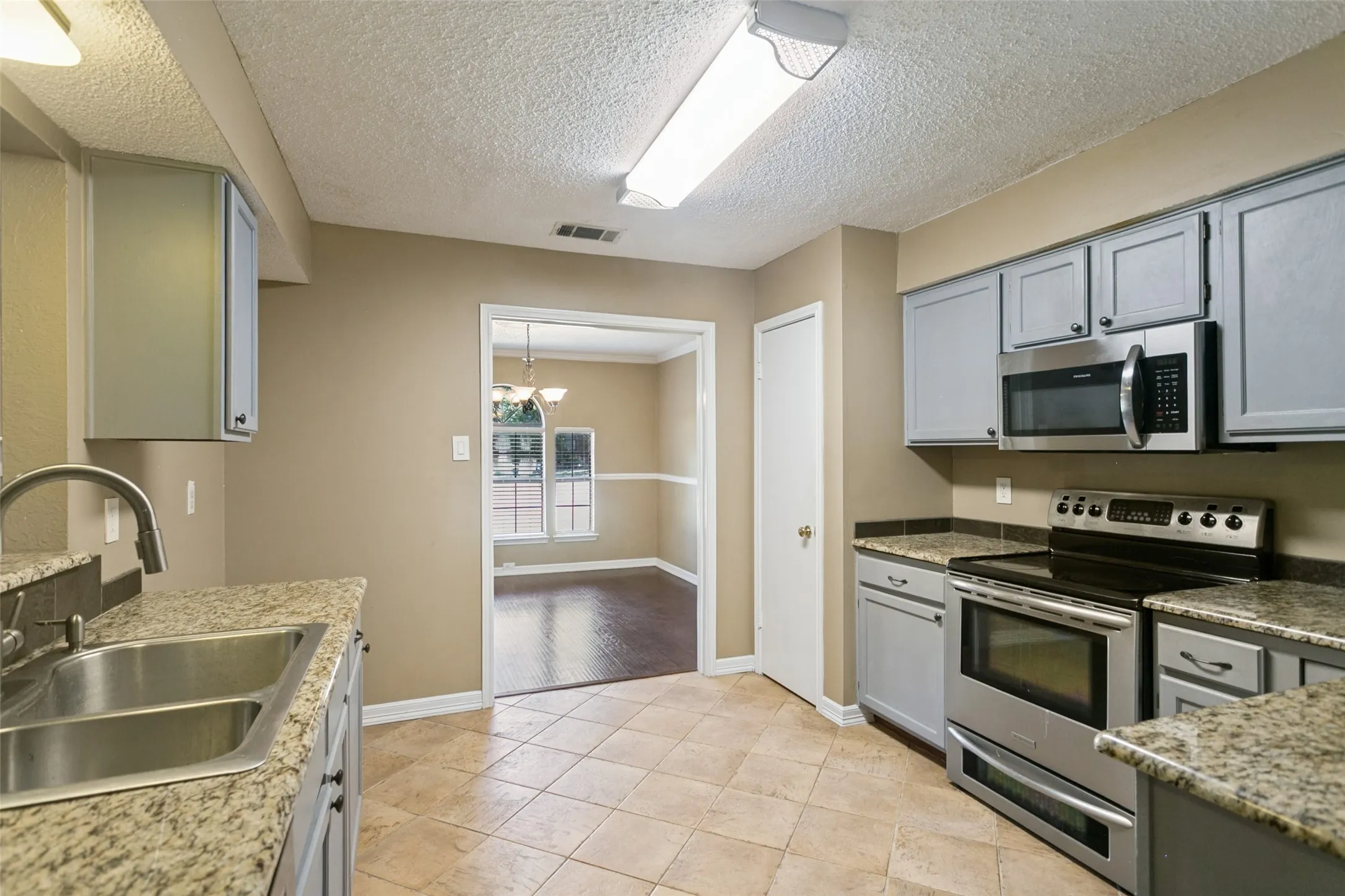 Single Family Residence For Sale in Collin County , 928 Ledgemont Drive, Plano, Texas 75025, 3 Bedroom, 2 Bathroom, 2 Garage spaces, 1,739 Sqft, built in 1985, mls#21367084, Real Estate Agent in Plano, Homes For Sale in Collin county, Homes For Sale in Plano, Realtor in Plano Texas, Real Estate Brokerage Independent Realty Texas, Luminita Cordes Realtor