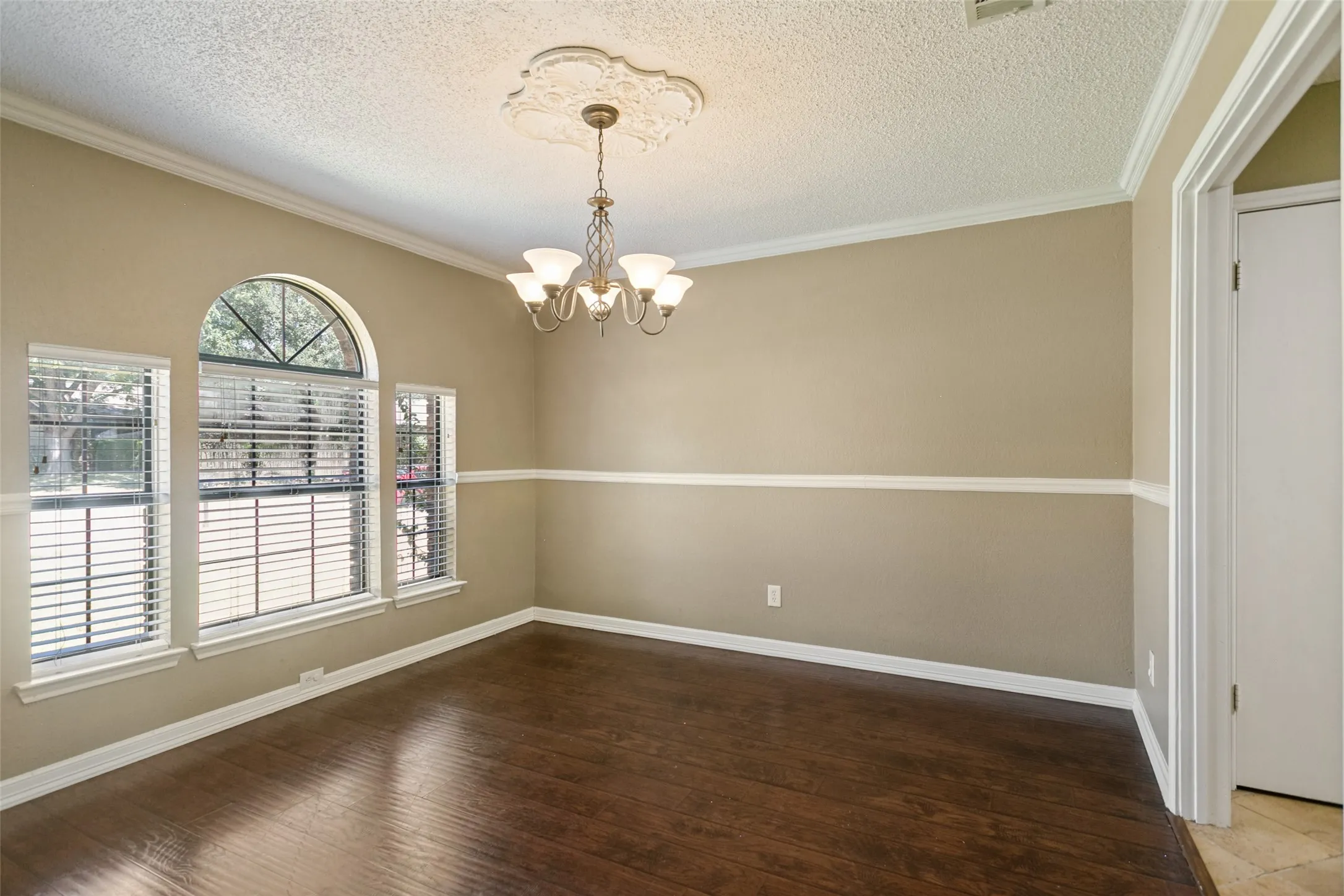 Single Family Residence For Sale in Collin County , 928 Ledgemont Drive, Plano, Texas 75025, 3 Bedroom, 2 Bathroom, 2 Garage spaces, 1,739 Sqft, built in 1985, mls#21367084, Real Estate Agent in Plano, Homes For Sale in Collin county, Homes For Sale in Plano, Realtor in Plano Texas, Real Estate Brokerage Independent Realty Texas, Luminita Cordes Realtor