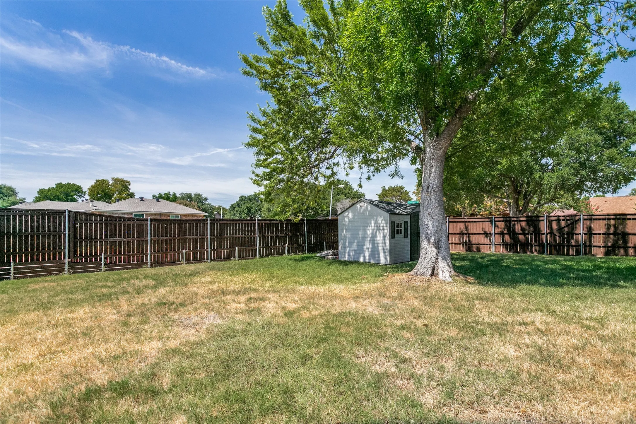 Single Family Residence For Sale in Collin County , 928 Ledgemont Drive, Plano, Texas 75025, 3 Bedroom, 2 Bathroom, 2 Garage spaces, 1,739 Sqft, built in 1985, mls#21367084, Real Estate Agent in Plano, Homes For Sale in Collin county, Homes For Sale in Plano, Realtor in Plano Texas, Real Estate Brokerage Independent Realty Texas, Luminita Cordes Realtor