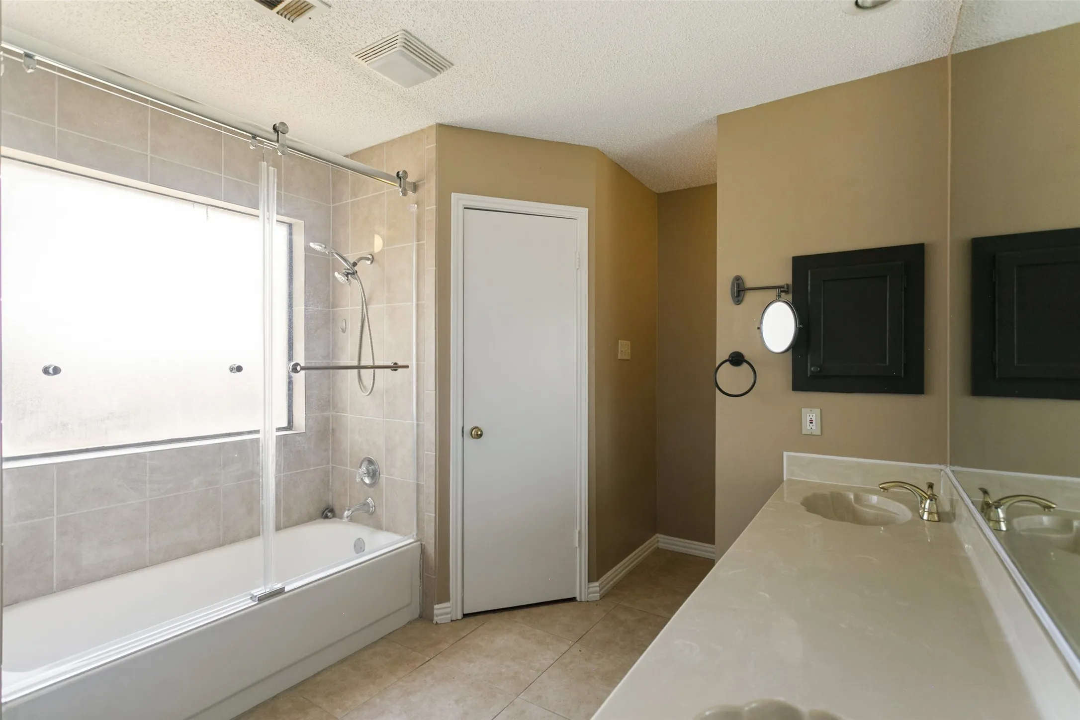 Single Family Residence For Sale in Collin County , 928 Ledgemont Drive, Plano, Texas 75025, 3 Bedroom, 2 Bathroom, 2 Garage spaces, 1,739 Sqft, built in 1985, mls#21367084, Real Estate Agent in Plano, Homes For Sale in Collin county, Homes For Sale in Plano, Realtor in Plano Texas, Real Estate Brokerage Independent Realty Texas, Luminita Cordes Realtor